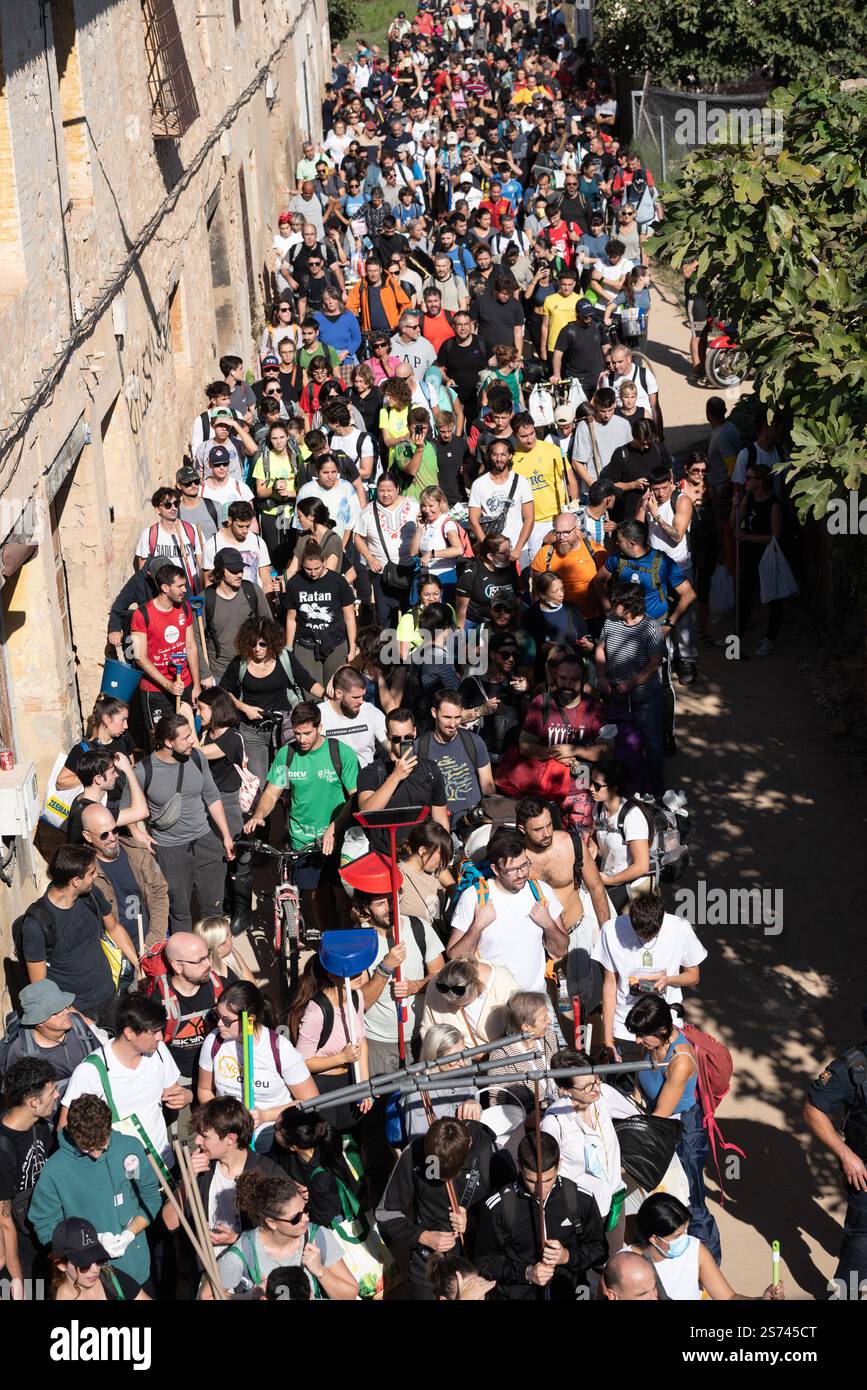 Eine lange Reihe von Freiwilligen, die in die von DANA-Überschwemmungen betroffenen Zonen gehen, um Hilfe zu leisten. Freiwillige haben eine große Menge an Menschen. Valencia, Spanien Stockfoto