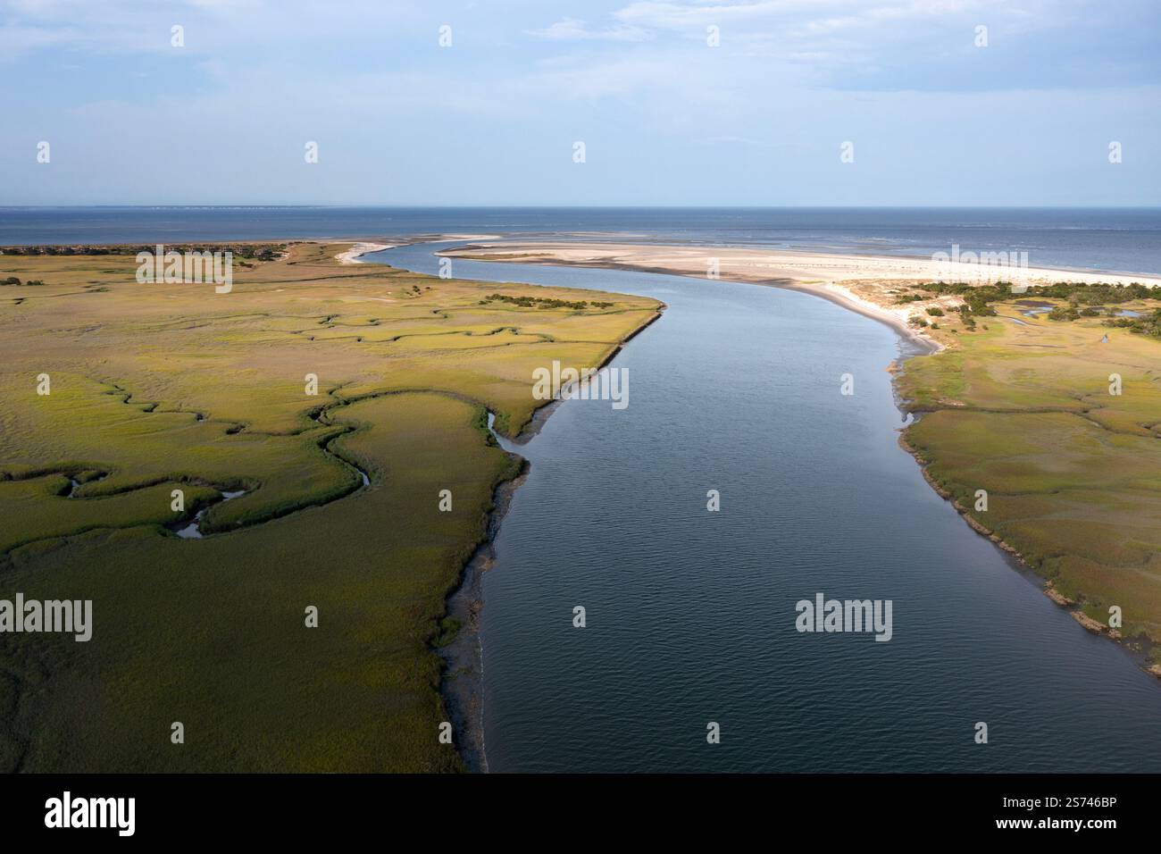Blick aus der Vogelperspektive auf den Harbor River und die Feuchtgebiete neben dem Hunting Island State Park an der Küste von South Carolina Stockfoto