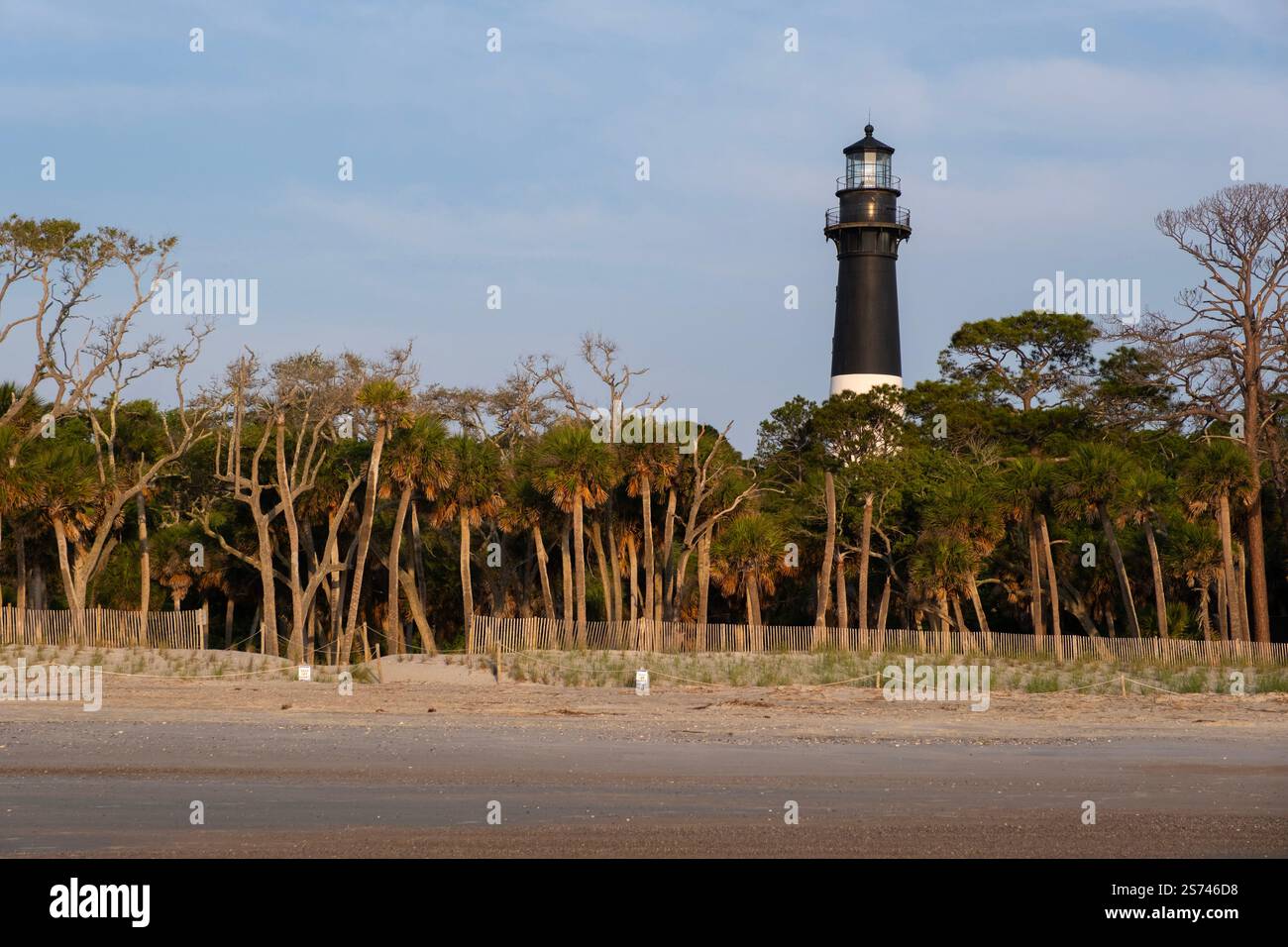 Blick auf den Leuchtturm von Hunting Island im gleichnamigen State Park an der Küste von South Carolina entlang des Atlantiks Stockfoto