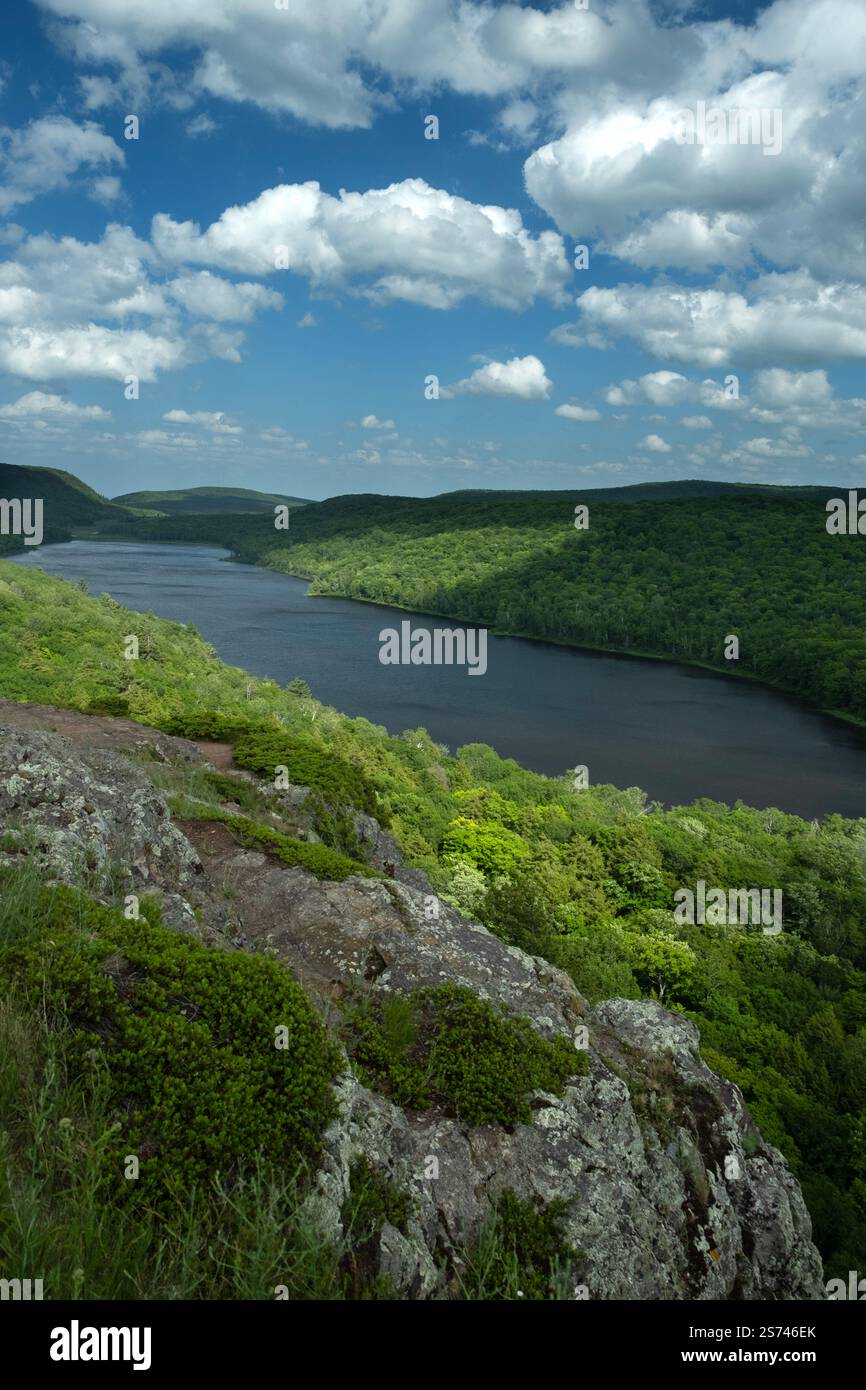 Vertikaler Blick auf den Lake of the Clouds in den Schweinefleisch der oberen Halbinsel von Michigan im Sommer Stockfoto