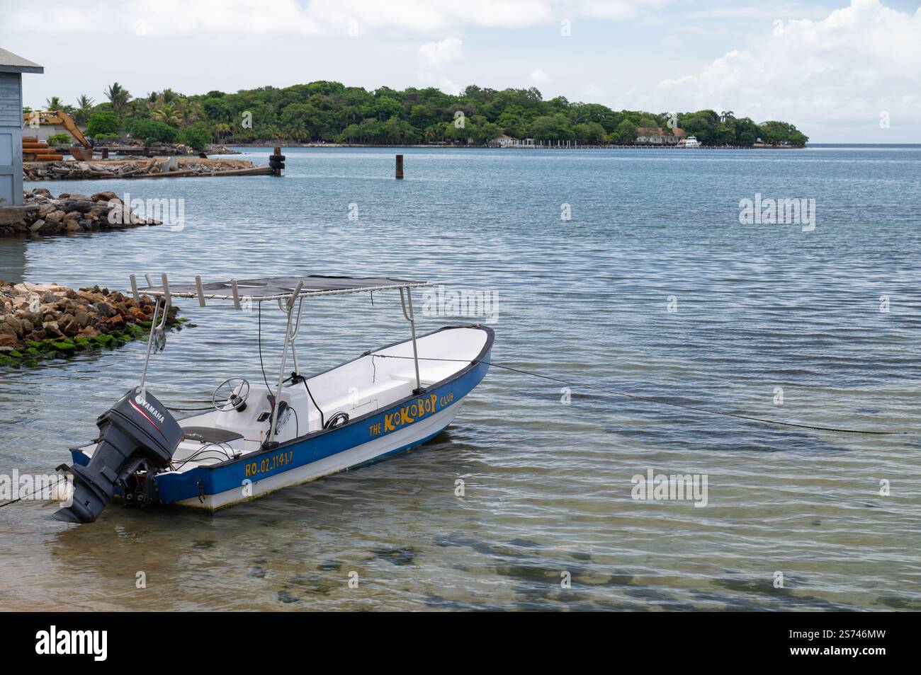 Ein kleines Schnellboot in Roatan, Honduras Stockfoto