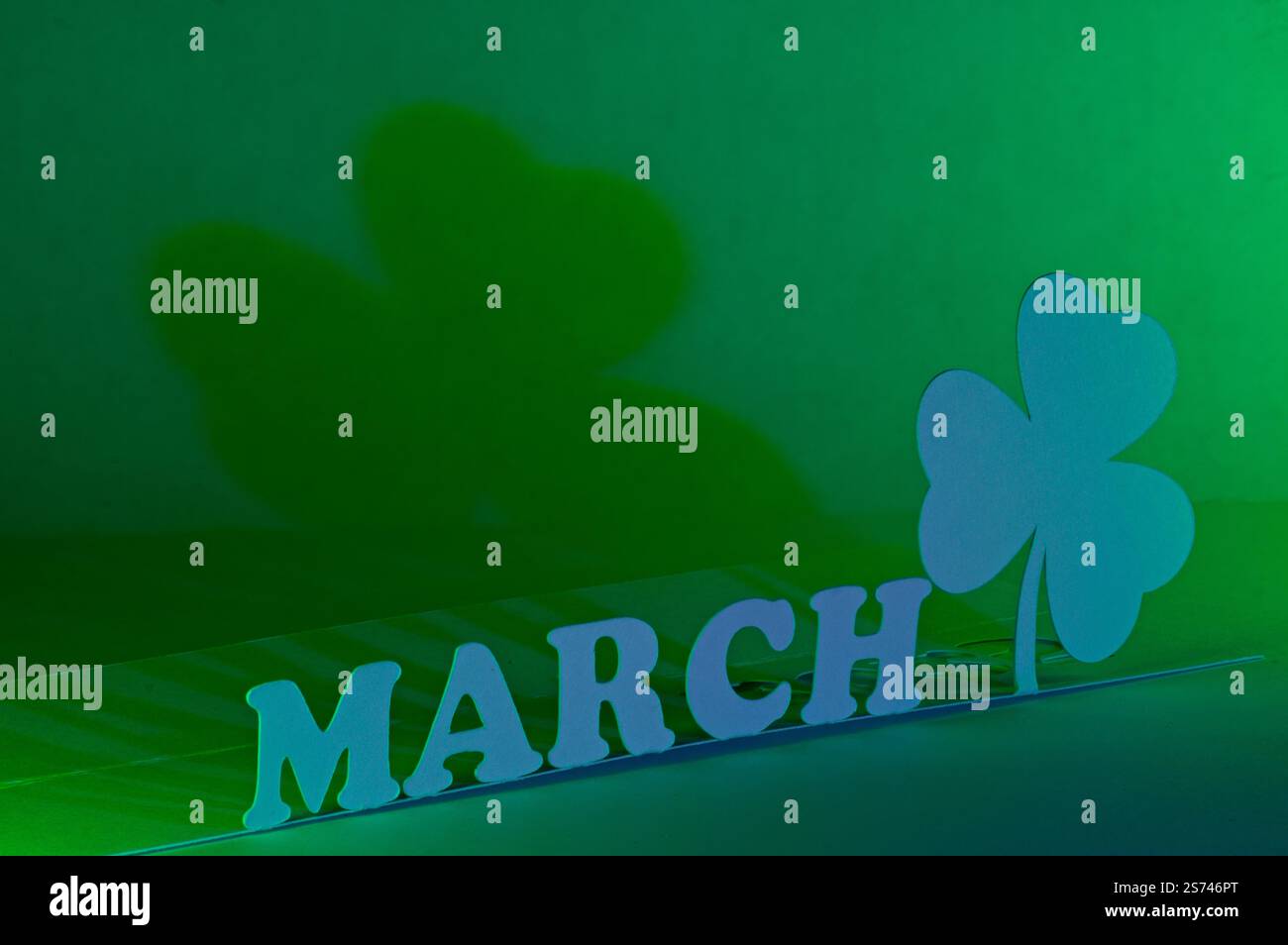 Silhouette des Monats März mit Shamrock Stockfoto