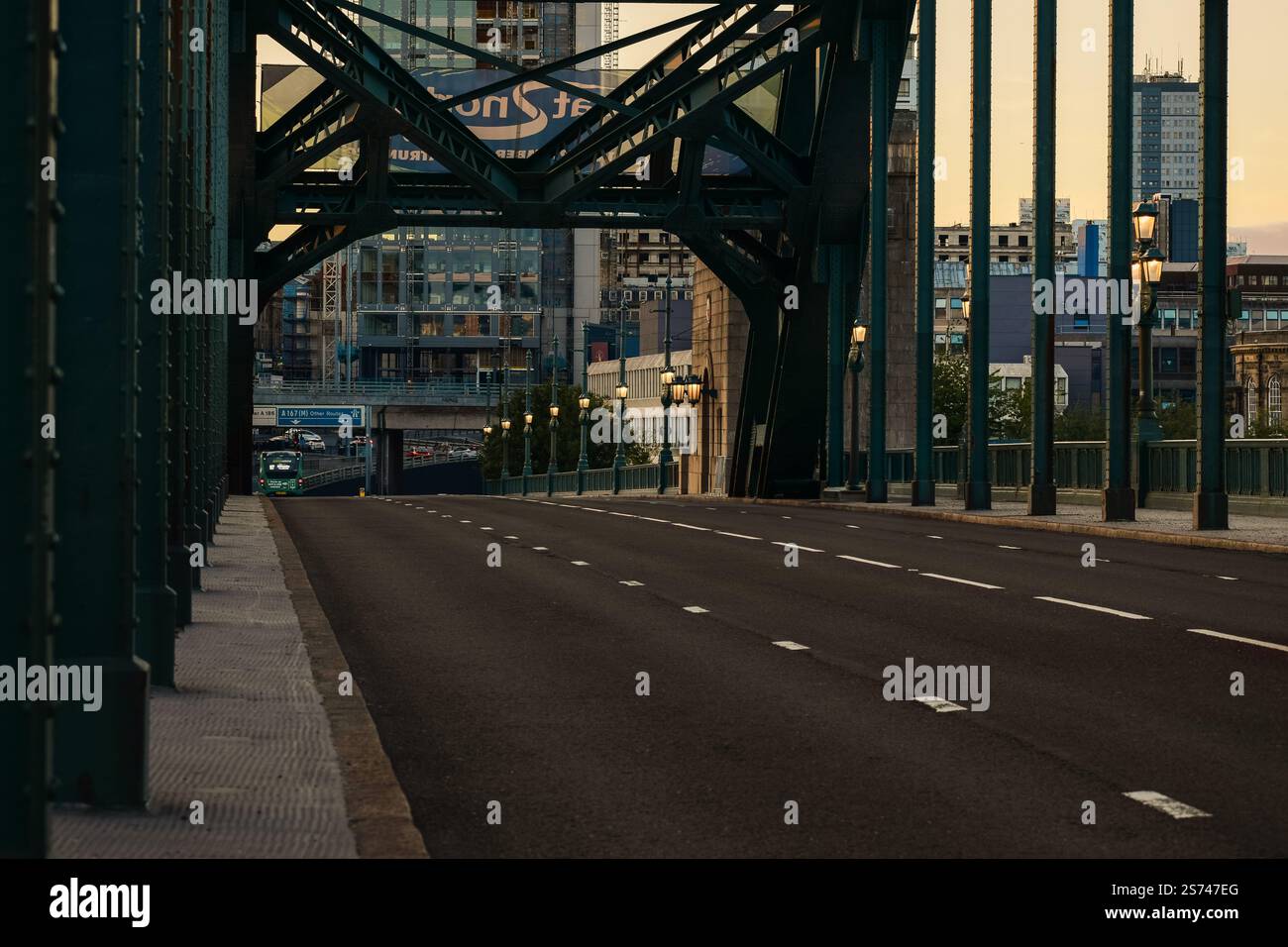 Eine ruhige Aussicht auf Newcastle's berühmte Tyne Bridge, die ihre architektonische Schönheit und den ruhigen Charme der Stadt in der Abenddämmerung einfängt. Stockfoto
