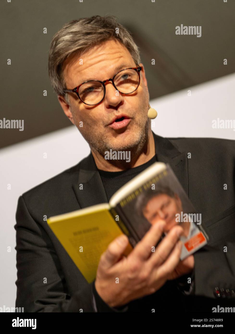 Augsburg, Deutschland. Januar 2025. Robert Habeck (Bündnis 90/die Grünen), Kanzlerkandidat und Bundesminister für Wirtschaft und Klimaschutz, spricht bei einer Lesung in der öffentlichen Bibliothek. Der Politiker präsentierte sein Buch den Bach rauf und diskutierte es dann mit den Chefredakteuren der Augsburger Allgemeinen. Quelle: Stefan Puchner/dpa/Alamy Live News Stockfoto