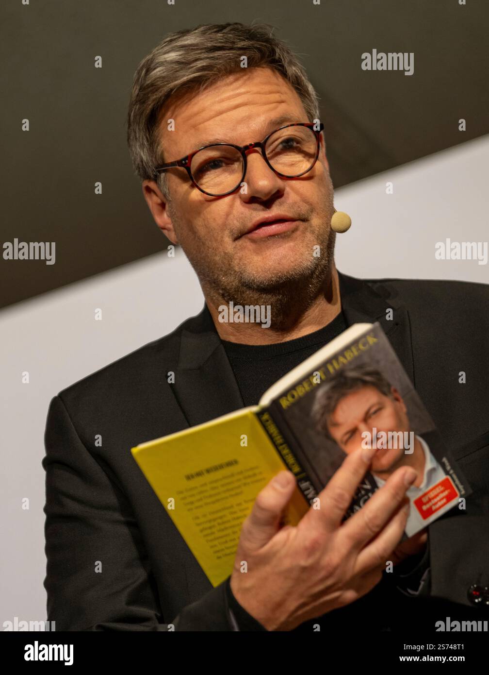 Augsburg, Deutschland. Januar 2025. Robert Habeck (Allianz 90/die Grünen), Kanzlerkandidat und Bundesminister für Wirtschaft und Klimaschutz, spricht bei einer Lesung in der öffentlichen Bibliothek. Der Politiker präsentierte sein Buch den Bach rauf und diskutierte es dann mit den Chefredakteuren der Augsburger Allgemeinen. Quelle: Stefan Puchner/dpa/Alamy Live News Stockfoto