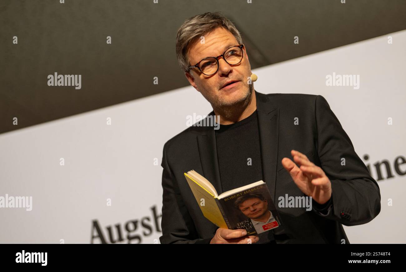 Augsburg, Deutschland. Januar 2025. Robert Habeck (Bündnis 90/die Grünen), Kanzlerkandidat und Bundesminister für Wirtschaft und Klimaschutz, spricht bei einer Lesung in der öffentlichen Bibliothek. Der Politiker präsentierte sein Buch den Bach rauf und diskutierte es dann mit den Chefredakteuren der Augsburger Allgemeinen. Quelle: Stefan Puchner/dpa/Alamy Live News Stockfoto