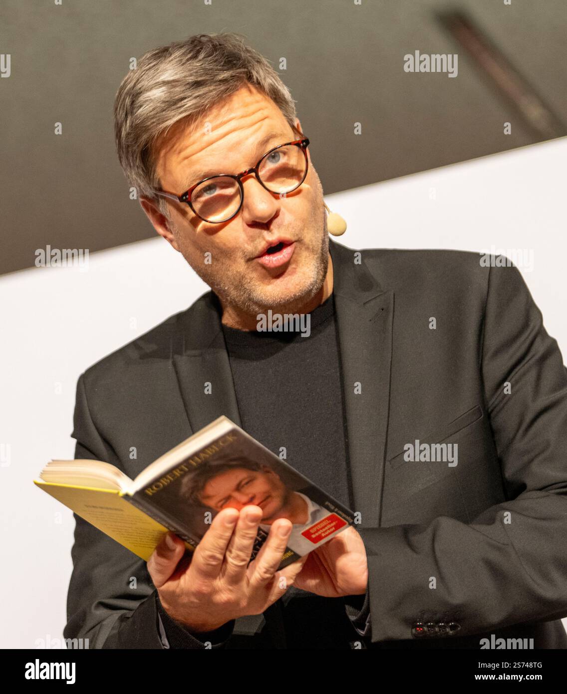 Augsburg, Deutschland. Januar 2025. Robert Habeck (Bündnis 90/die Grünen), Kanzlerkandidat und Bundesminister für Wirtschaft und Klimaschutz, spricht bei einer Lesung in der öffentlichen Bibliothek. Der Politiker präsentierte sein Buch den Bach rauf und diskutierte es dann mit den Chefredakteuren der Augsburger Allgemeinen. Quelle: Stefan Puchner/dpa/Alamy Live News Stockfoto