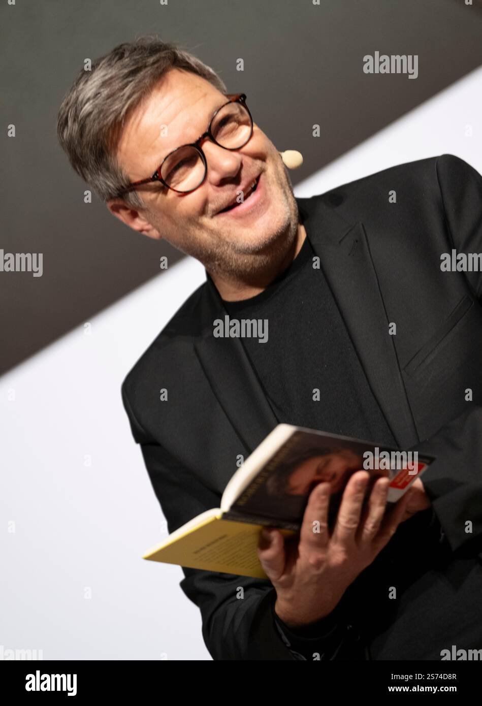 Augsburg, Deutschland. Januar 2025. Robert Habeck (Allianz 90/die Grünen), Kanzlerkandidat und Bundesminister für Wirtschaft und Klimaschutz, lacht über eine Lesung in der öffentlichen Bibliothek. Der Politiker präsentierte sein Buch den Bach rauf und diskutierte es dann mit den Chefredakteuren der Augsburger Allgemeinen. Quelle: Stefan Puchner/dpa/Alamy Live News Stockfoto