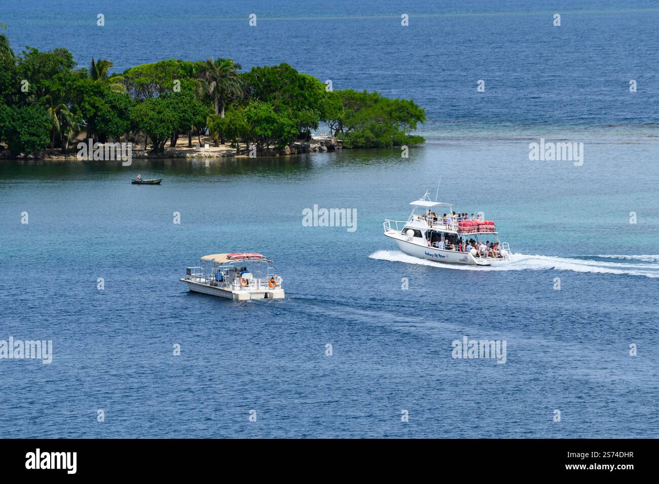 Kleine Boote im Hafen von Roatan, Honduras Stockfoto