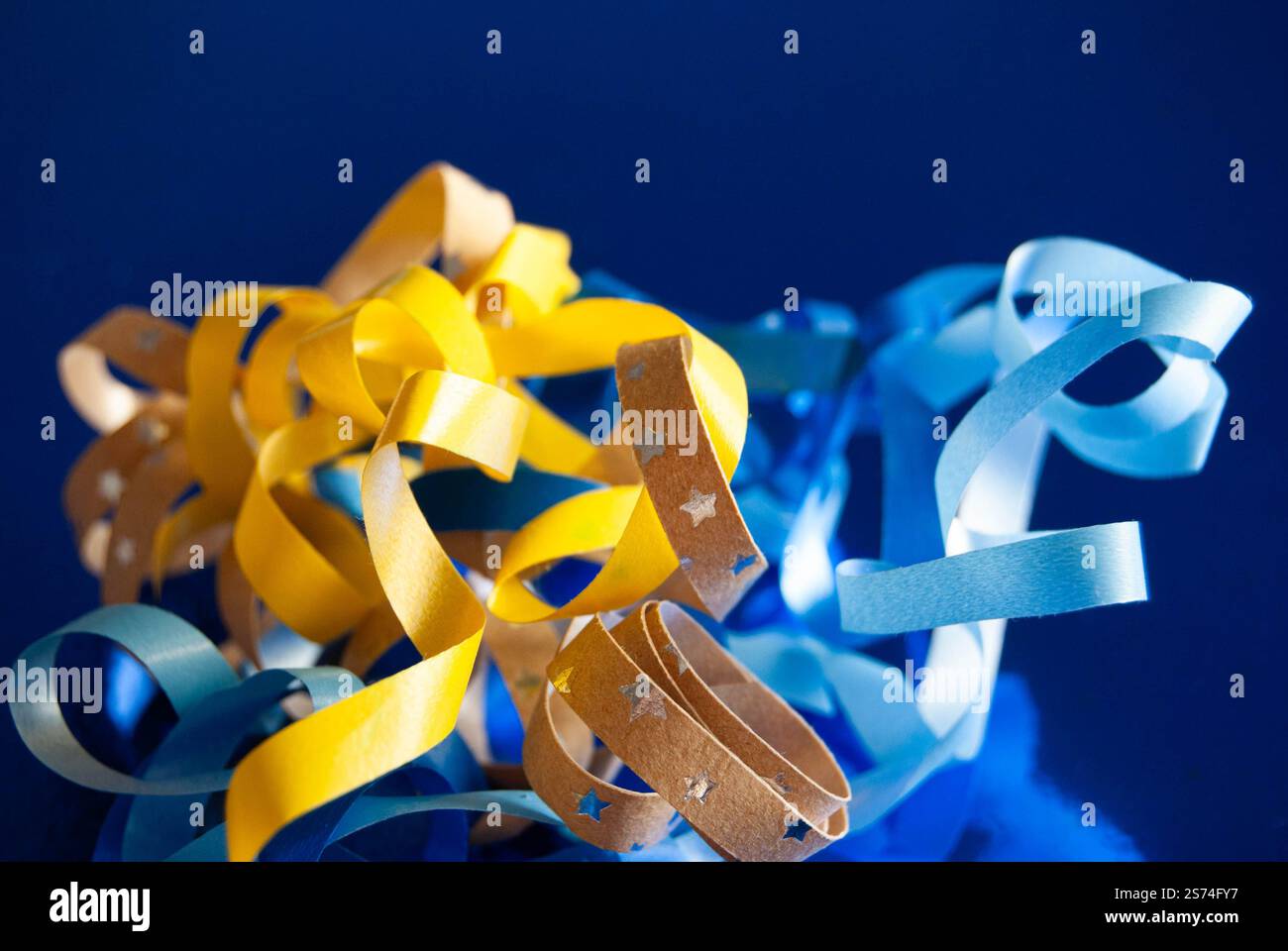 Dekorative Bänder in zarten Farben und Metallic-Sterne sorgen für einen festlichen Look. Stockfoto