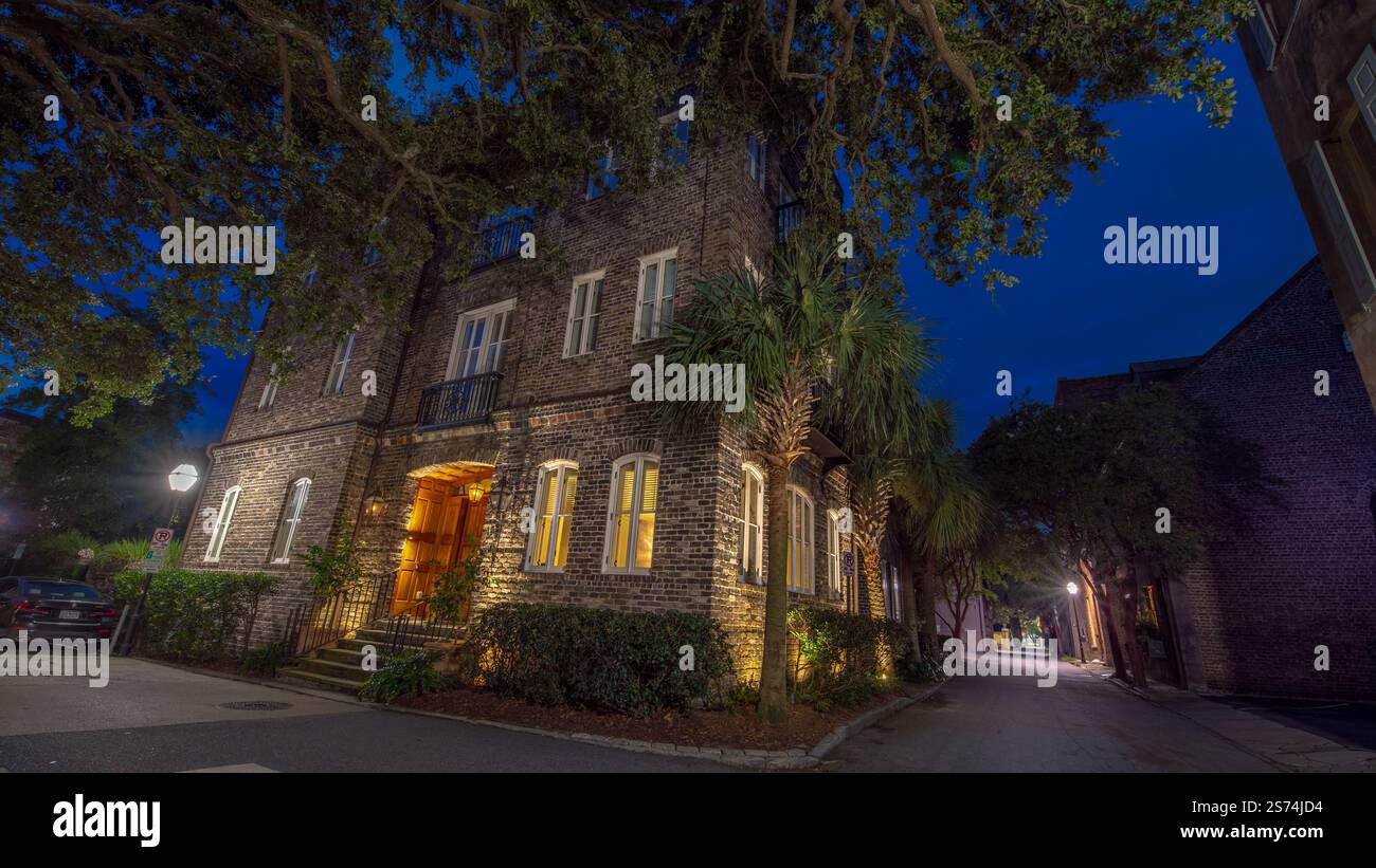 Charleston, SC – 20. September 2023; historisches Backsteinhaus und Gasse beleuchtet bei Nacht Stockfoto