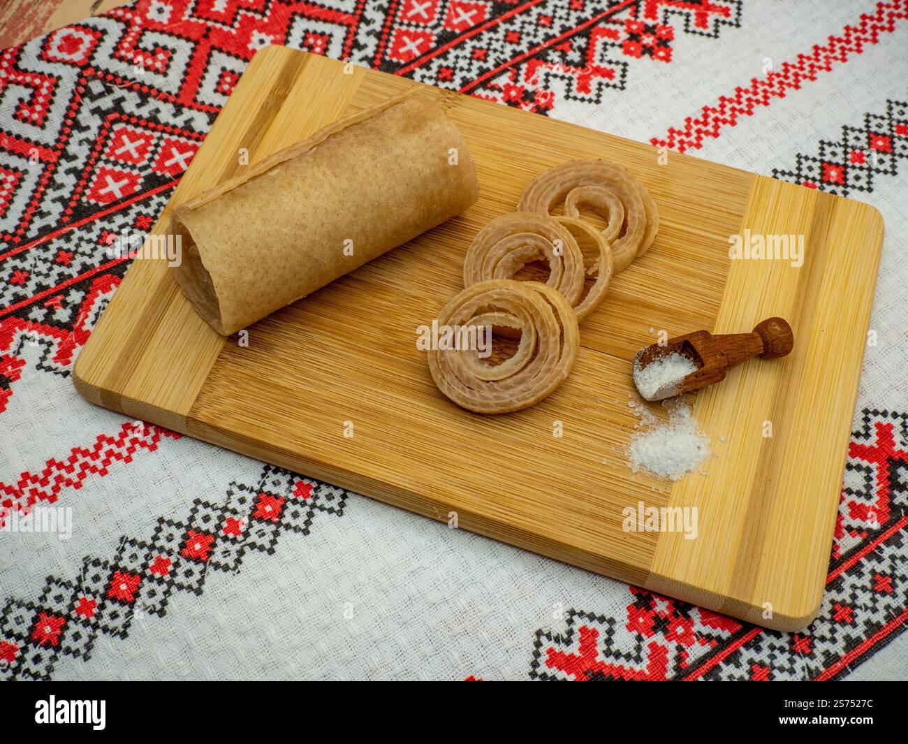 Ausflüge mit roher Schweineschale mit Salz, traditionelle rumänische Köstlichkeit, die auf rumänisch als Sorici bekannt ist Stockfoto