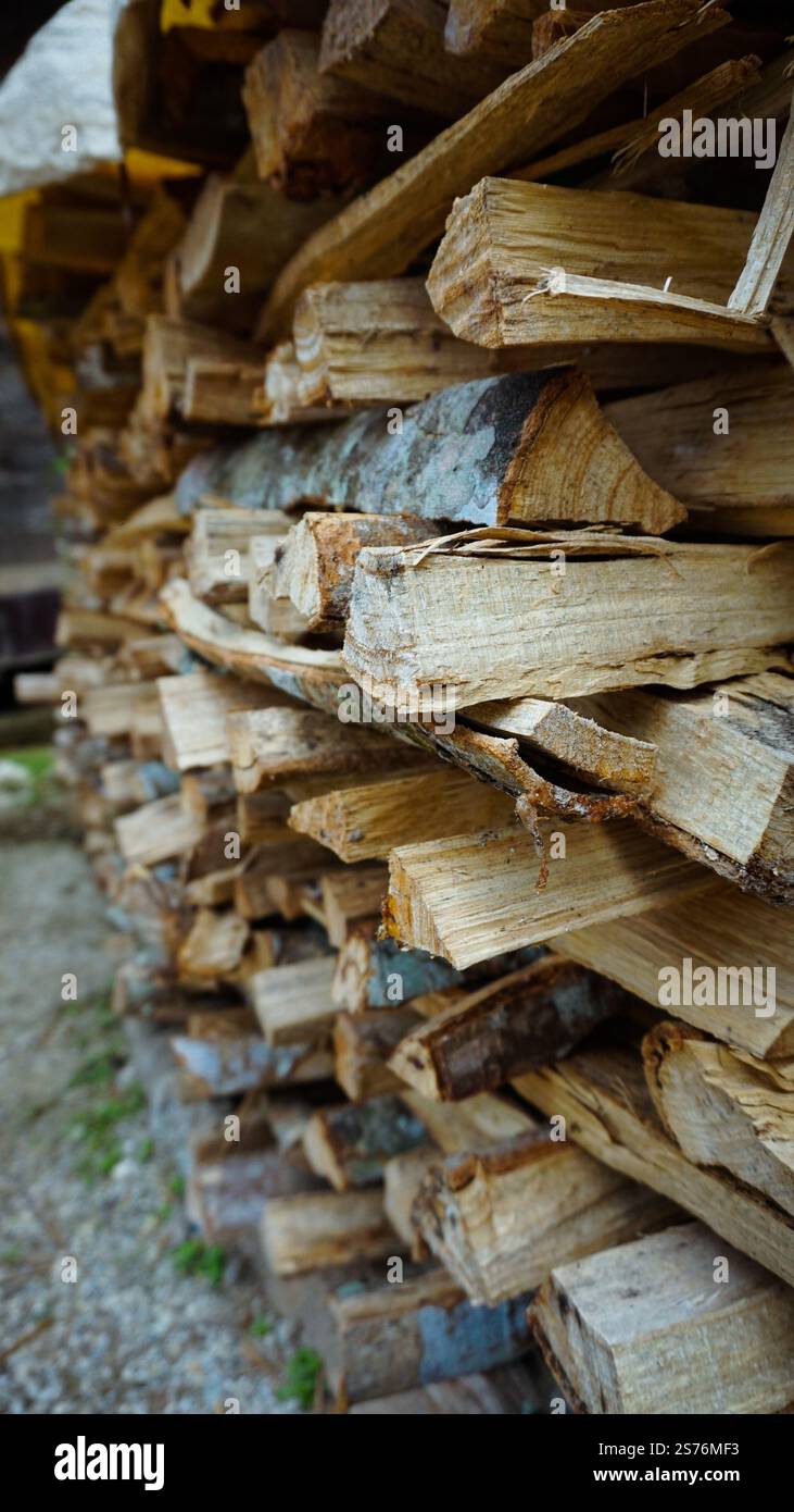 Stapel gehackten Brennholzes, ordentlich im Freien angeordnet, einsatzbereit. Stockfoto