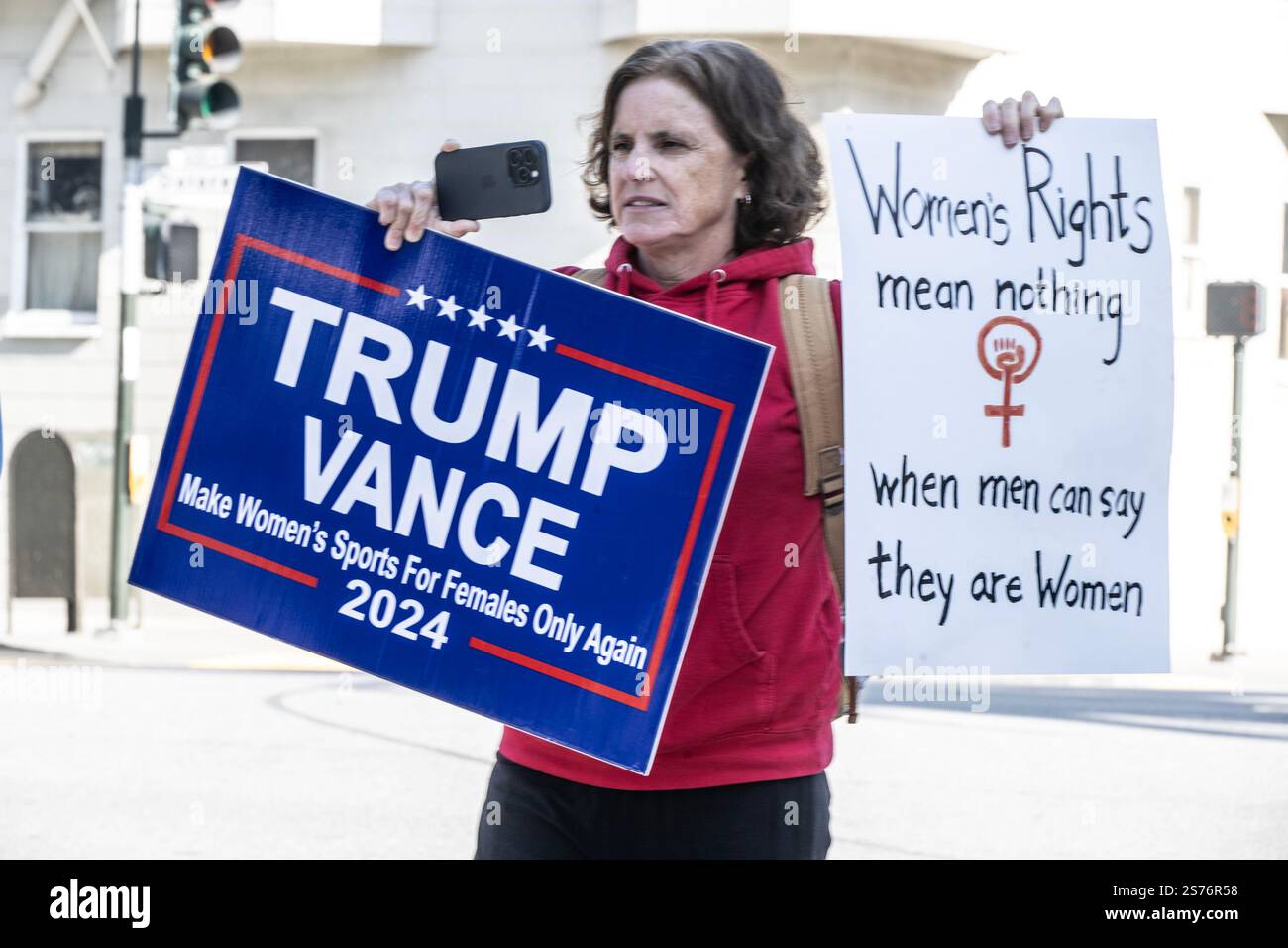 San Francisco, Usa. Januar 2025. Ein Anti-Trans-Demonstrant taucht auf dem Volksmarsch in San Francisco am Samstag, den 18. Januar 2025. Vor der Einweihung am 20. Januar sind mehrere Proteste geplant. Foto: Terry Schmitt/UPI Credit: UPI/Alamy Live News Stockfoto