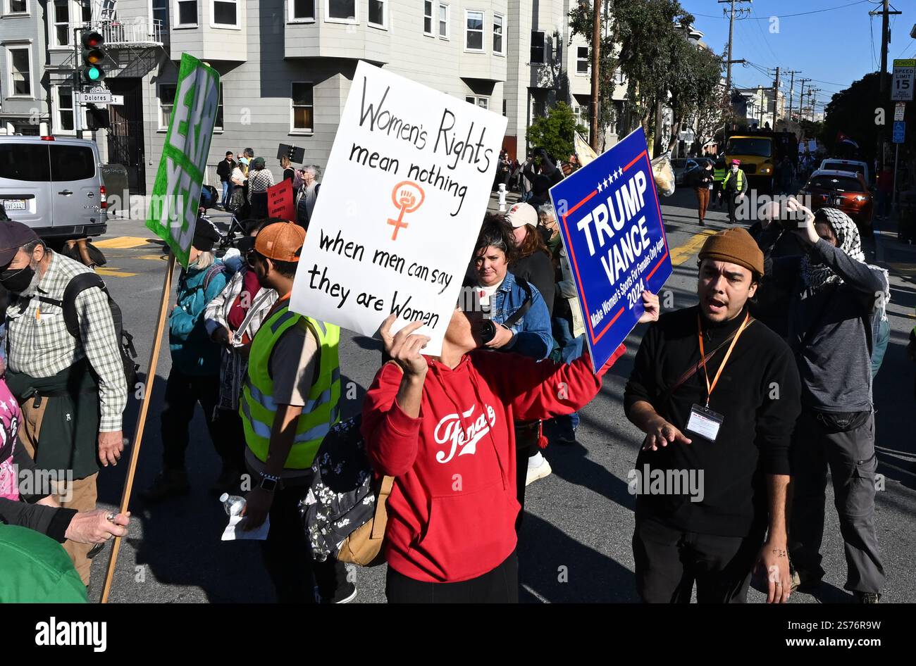 San Francisco, Usa. Januar 2025. Ein Anti-Trans-Demonstrant taucht auf dem Volksmarsch in San Francisco am Samstag, den 18. Januar 2025. Vor der Einweihung am 20. Januar sind mehrere Proteste geplant. Foto: Terry Schmitt/UPI Credit: UPI/Alamy Live News Stockfoto