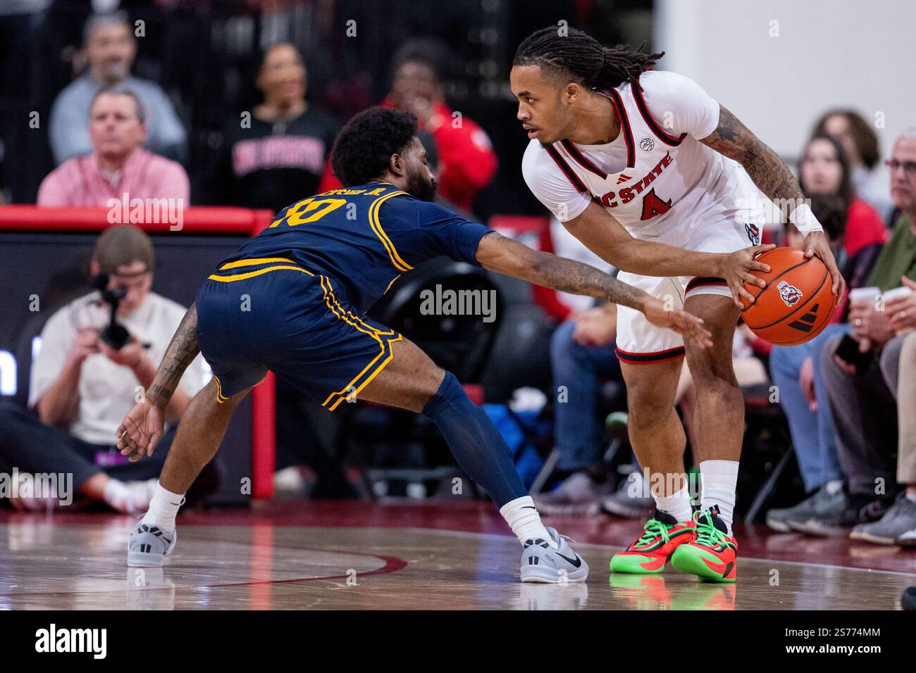 18. Januar 2025: Der kalifornische Wachmann Jovan Blacksher Jr. (10) schlüpft während der zweiten Hälfte des Basketballspiels des NCAA College im Lenovo Center in Raleigh, North Carolina. (Scott Kinser/CSM) Stockfoto