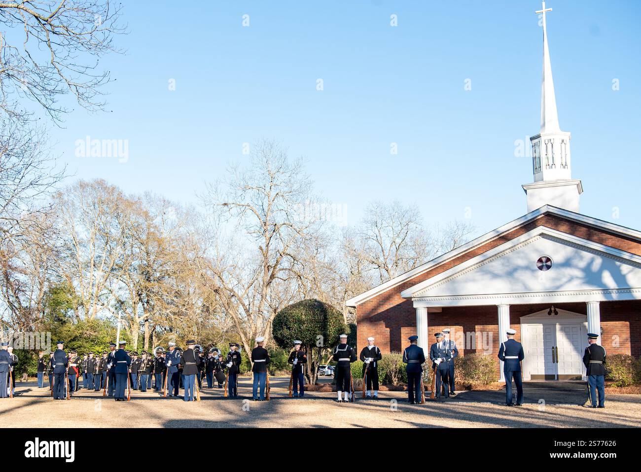 Plains, Vereinigte Staaten Von Amerika. Januar 2025. Mitglieder des US-Dienstes mit der 282. Armee-Band-marsch in Formation für eine private Beerdigungsfeier zu Ehren des ehemaligen US-Präsidenten Jimmy Carter in der Maranatha Baptist Church in seiner Heimatstadt Plains, Georgia am Donnerstag, den 9. Januar 2025. Der verstorbene Präsident wird während einer Privatbeerdigung in seiner langjährigen Residenz in Plains zur Ruhe gebracht. Andi Rice/CNP/AdMedia/Newscom/Alamy Live News Stockfoto