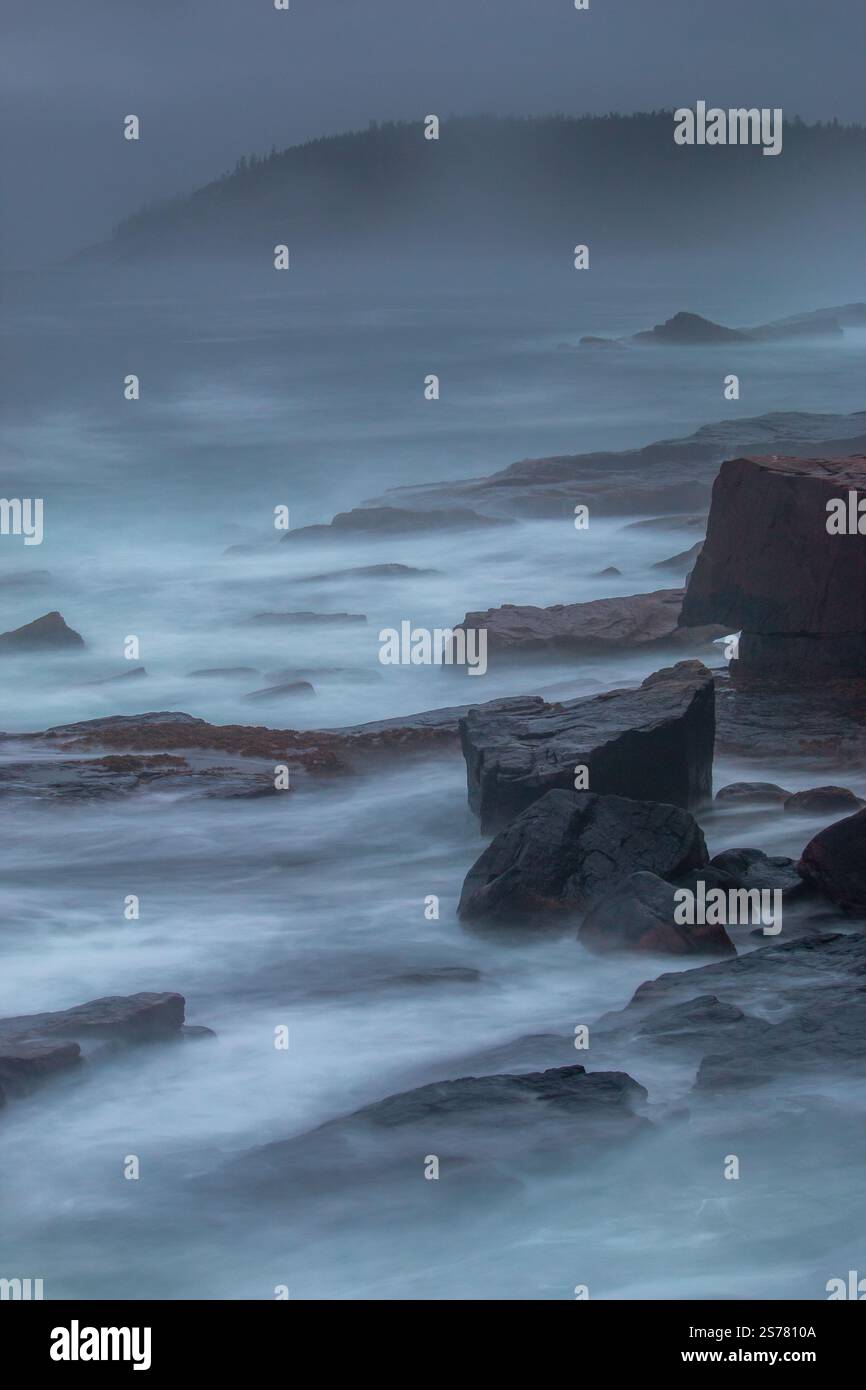 Eine stimmungsvolle Meereslandschaft im Acadia-Nationalpark, Maine, mit nebeligen Bedingungen und dynamischen Wasserbewegungen. Perfekt für stimmungsvolle Naturfotografie. Stockfoto