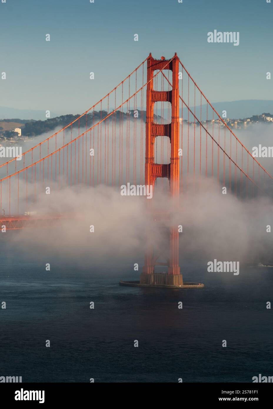 Die Golden Gate Bridge in San Francisco, Kalifornien, ist in Nebel gehüllt und schafft eine ikonische und stimmungsvolle Szene, die perfekt für Reisefotos ist. Stockfoto