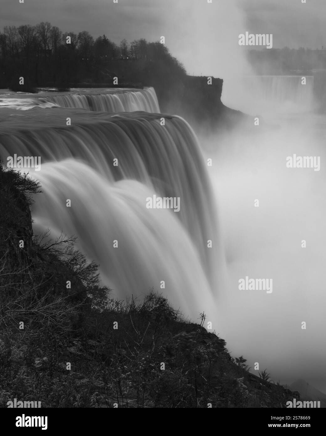 Eine lange Schwarzweiß-Exposition der Niagarafälle, die rauschenden Wasser, Nebel und die dramatische Schönheit dieses legendären Wasserfalls einfangen. Stockfoto