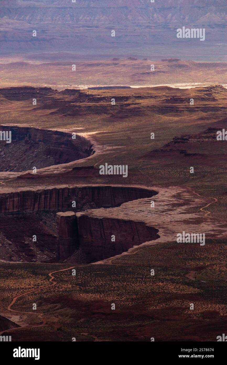 Der Canyonlands-Nationalpark in Utah zeigt dramatische Canyontexturen und zerklüftete Formationen, die in atemberaubenden Landschaftsaufnahmen aufgenommen wurden. Stockfoto