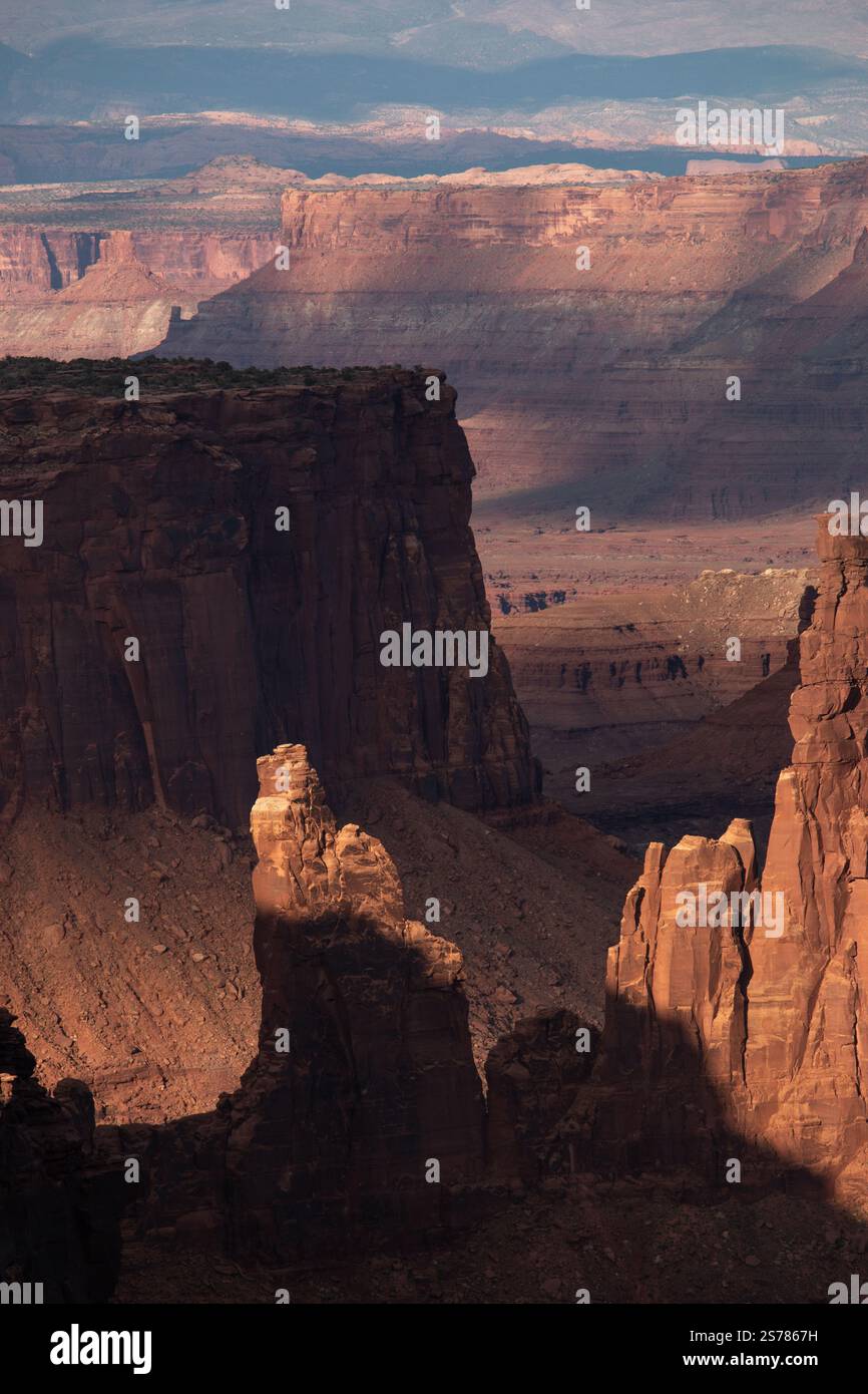 Im Canyonlands National Park, Utah, werden die schroffen Schluchten in dramatischen Schatten hervorgehoben, die die Schönheit des amerikanischen Südwestens zeigen. Stockfoto
