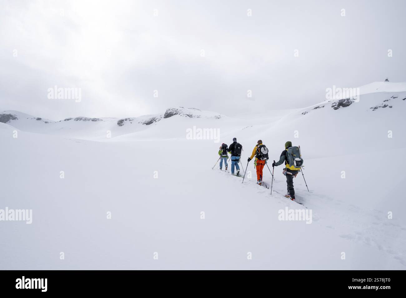 Gruppe von Skitourengehern, schneebedeckte Berglandschaft, Berner Alpen, Berner Oberland, Schweiz, Europa Stockfoto