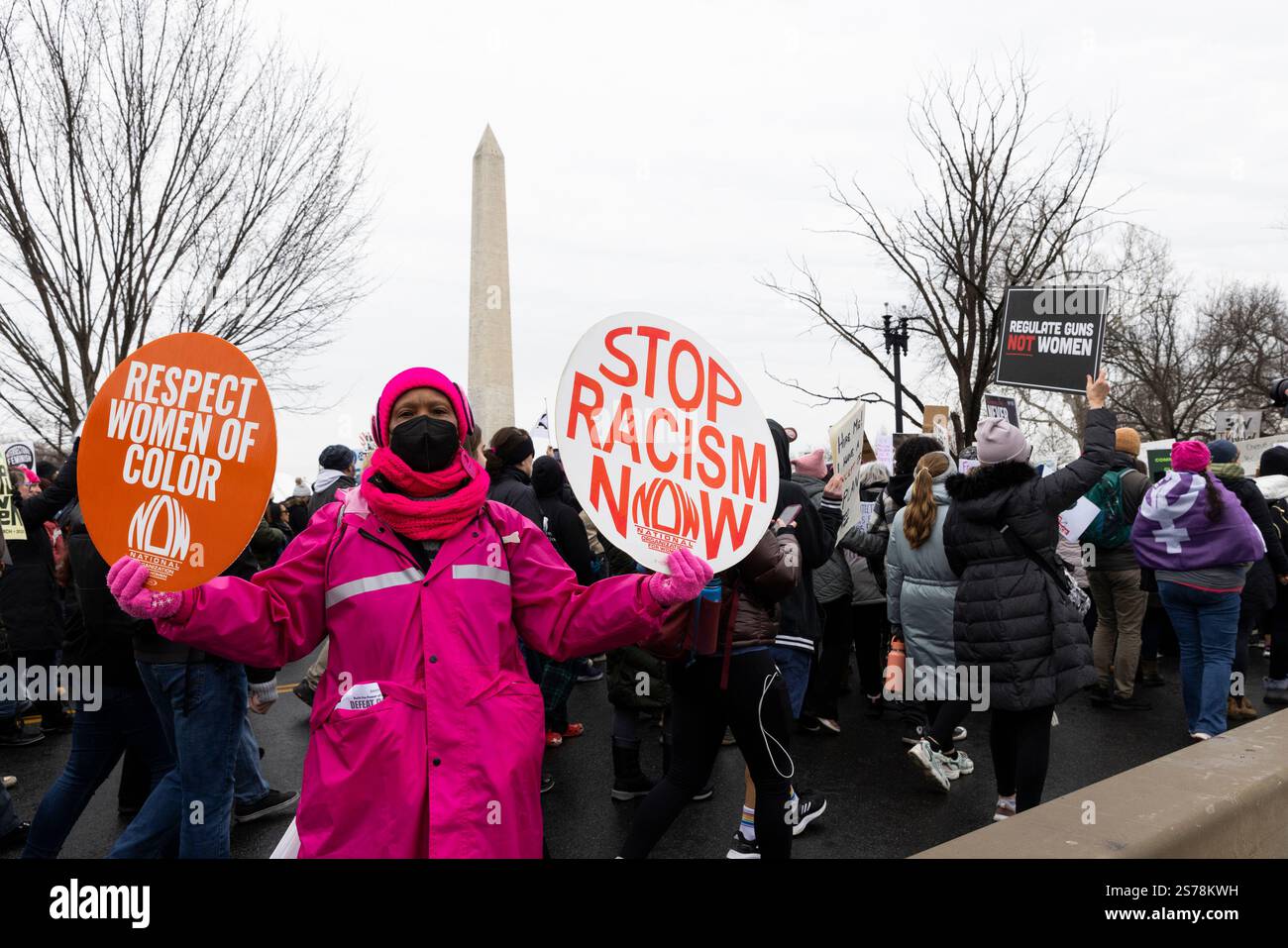 Washington DC, USA. Januar 2024. Ein Demonstrant hält Zeichen, während sich am 18. Januar 2025 Tausende in Washington, D.C., USA, zu einem feministisch geführten Aktionswochenende des „Volksmarsches“ gegen die Politik des kommenden Präsidenten Donald Trump versammeln. Demonstranten behaupten, Trump werde die Rechte von Frauen, Einwanderern und der LGBT-Gemeinschaft verletzen. Quelle: Aashish Kiphayet/Alamy Live News Stockfoto