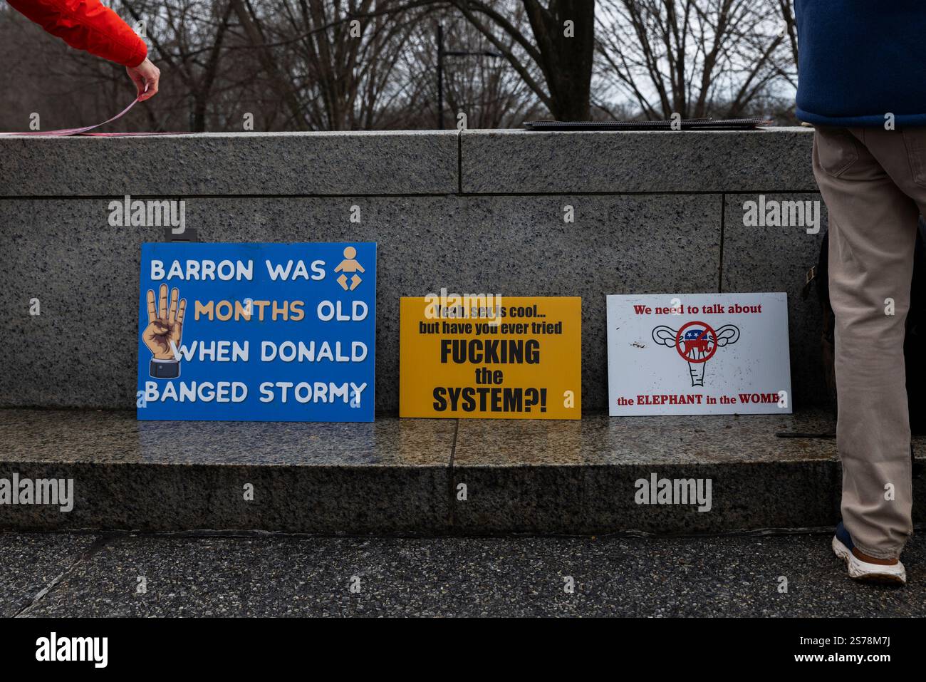 Washington DC, USA. Januar 2024. Einige Anzeichen sind zu sehen, während sich Tausende am 18. Januar 2025 in Washington, D.C., USA versammeln, um ein feministisch geführtes Wochenende der Aktion des „Volksmarsches“ gegen die Politik des neuen Präsidenten Donald Trump zu veranstalten. Demonstranten behaupten, Trump werde die Rechte von Frauen, Einwanderern und der LGBT-Gemeinschaft verletzen. Quelle: Aashish Kiphayet/Alamy Live News Stockfoto