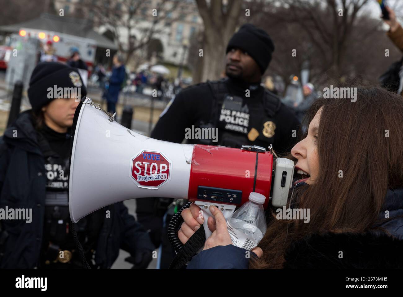 Washington DC, USA. Januar 2024. Ein Demonstrant singt, während sich am 18. Januar 2025 Tausende in Washington, D.C., USA, zu einem feministisch geführten Aktionswochenende des „Volksmarsches“ gegen die Politik des neuen Präsidenten Donald Trump versammeln. Demonstranten behaupten, Trump werde die Rechte von Frauen, Einwanderern und der LGBT-Gemeinschaft verletzen. Quelle: Aashish Kiphayet/Alamy Live News Stockfoto