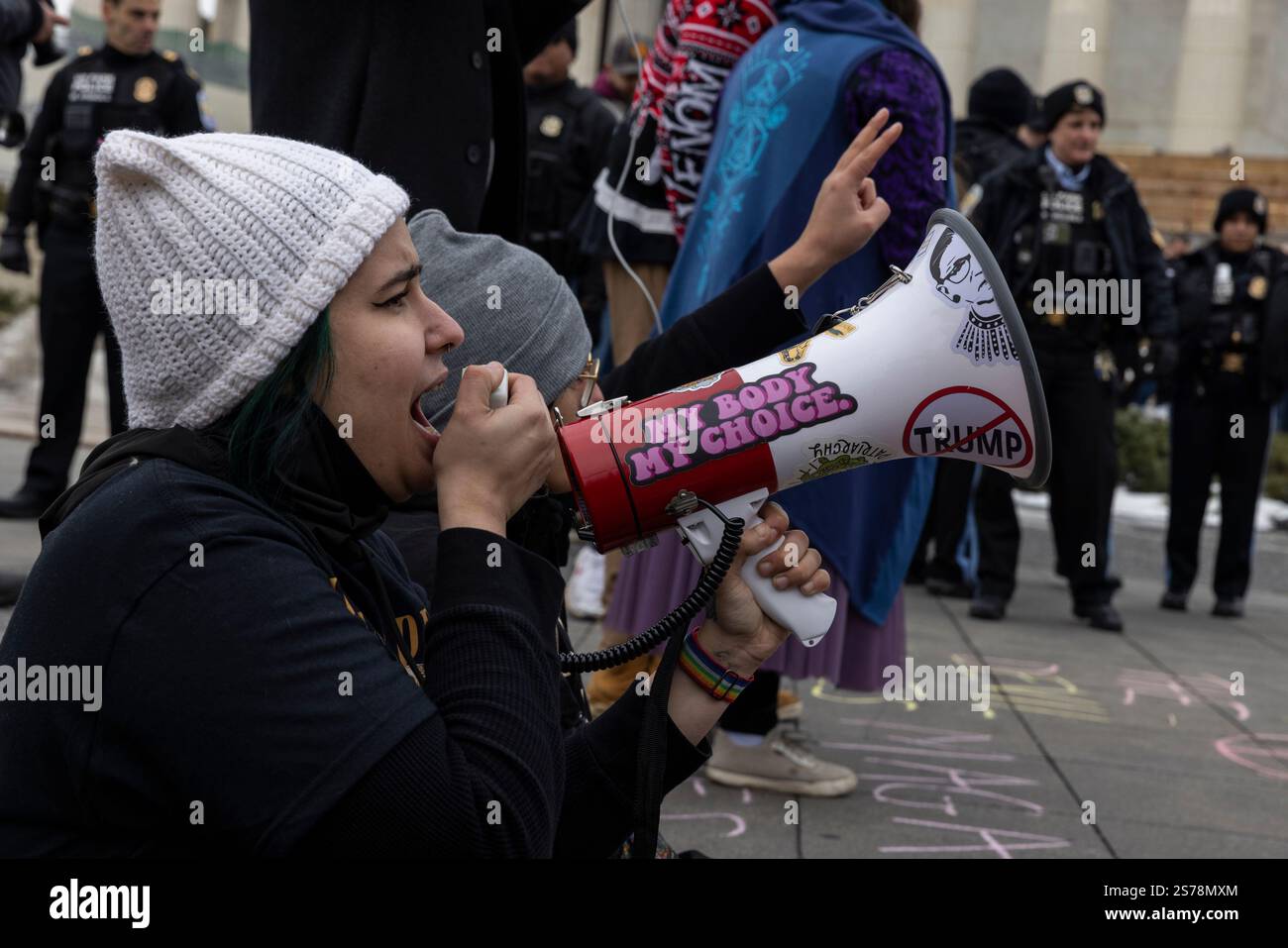 Washington DC, USA. Januar 2024. Demonstranten singen, während sich am 18. Januar 2025 Tausende in Washington, D.C., USA, zu einem feministisch geführten Aktionswochenende des „Volksmarsches“ gegen die Politik des kommenden Präsidenten Donald Trump versammeln. Demonstranten behaupten, Trump werde die Rechte von Frauen, Einwanderern und der LGBT-Gemeinschaft verletzen. Quelle: Aashish Kiphayet/Alamy Live News Stockfoto