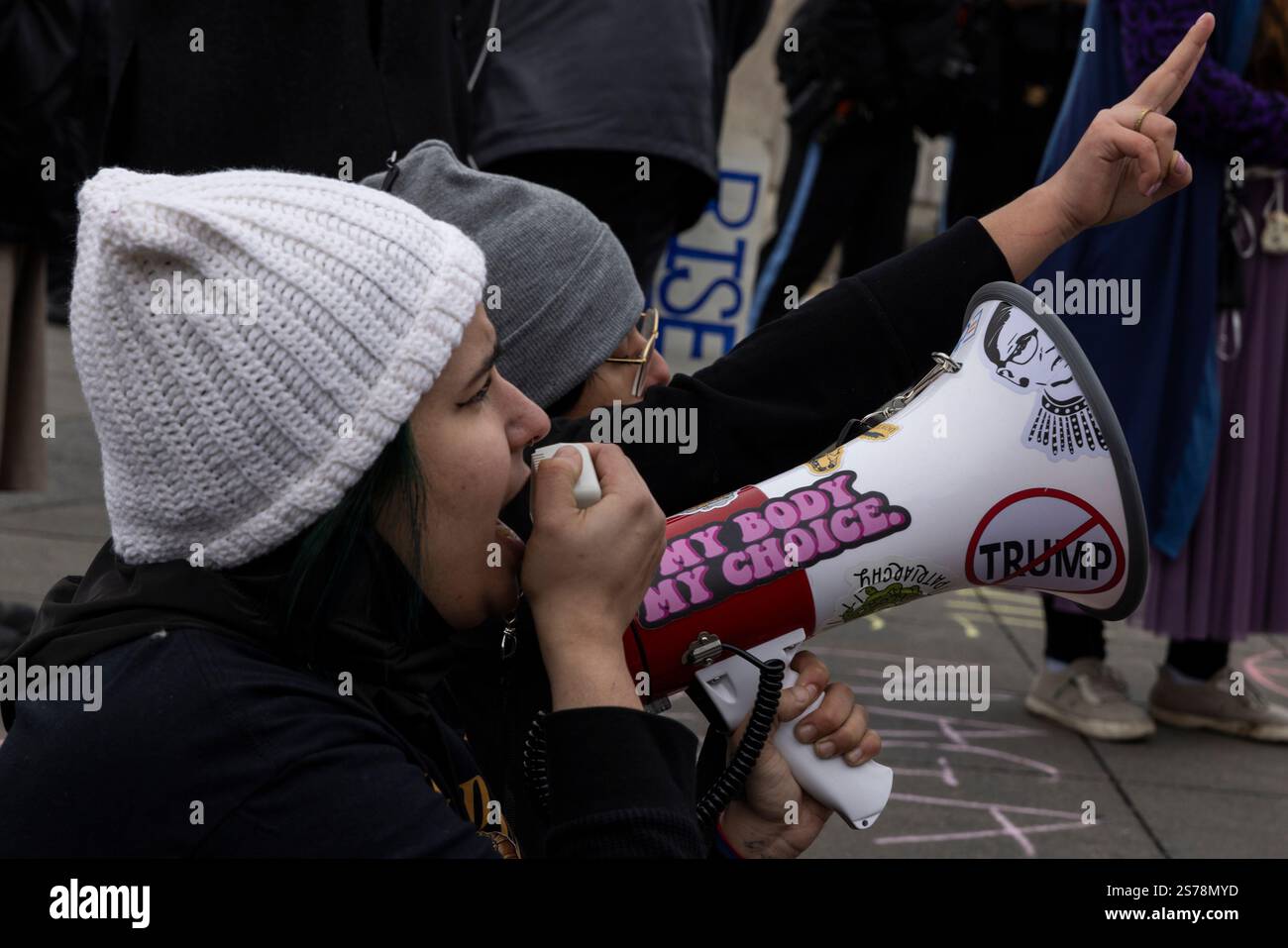 Washington DC, USA. Januar 2024. Demonstranten singen, während sich am 18. Januar 2025 Tausende in Washington, D.C., USA, zu einem feministisch geführten Aktionswochenende des „Volksmarsches“ gegen die Politik des kommenden Präsidenten Donald Trump versammeln. Demonstranten behaupten, Trump werde die Rechte von Frauen, Einwanderern und der LGBT-Gemeinschaft verletzen. Quelle: Aashish Kiphayet/Alamy Live News Stockfoto