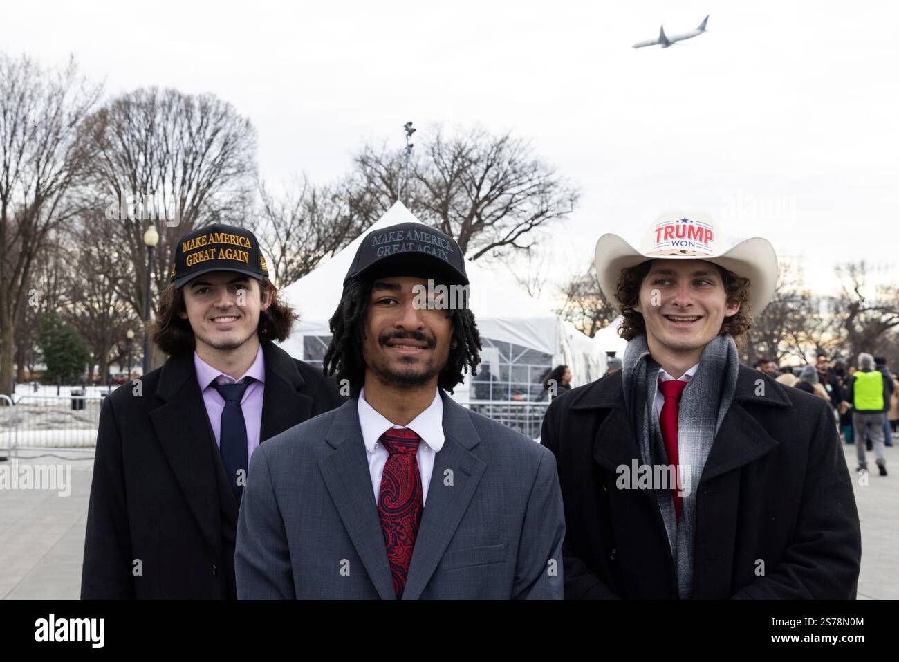 Washington DC, USA. Januar 2024. Die Unterstützer des designierten US-Präsidenten Donald Trump werden in der National Mall gesehen, während sich am 18. Januar 2025 Tausende in Washington, D.C., USA versammeln, um an einem feministisch geführten Aktionswochenende des „Volksmarsches“ gegen die Politik des neuen Präsidenten Donald Trump teilzunehmen. Demonstranten behaupten, Trump werde die Rechte von Frauen, Einwanderern und der LGBT-Gemeinschaft verletzen. Quelle: Aashish Kiphayet/Alamy Live News Stockfoto