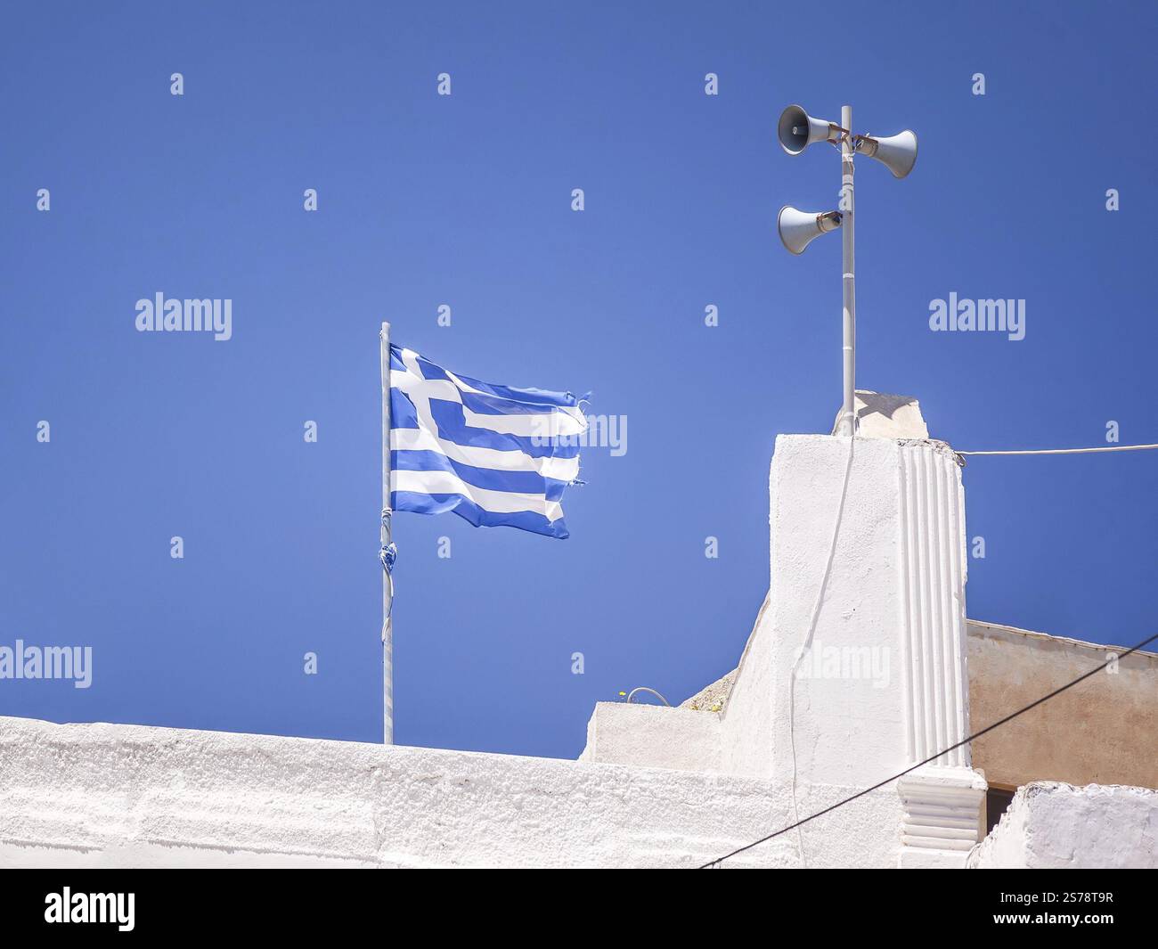 Ein Bild der griechischen Flagge unter einem blauen Himmel Stockfoto