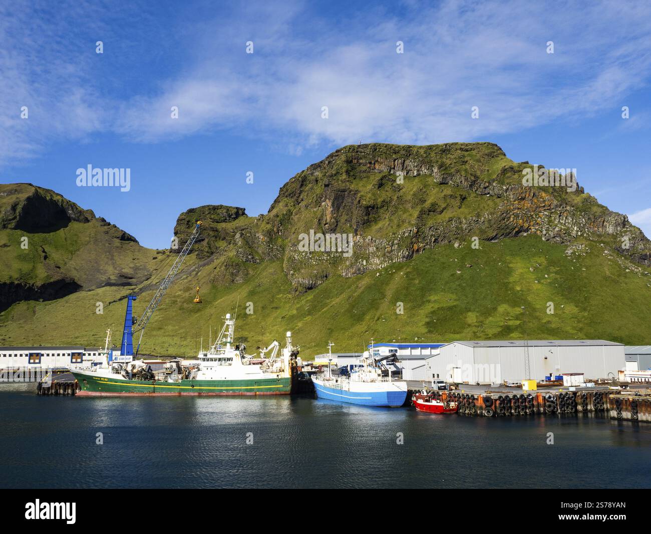 Trawler und Fischerboote im Hafen, Heimaey, Westman Islands, Island, Europa Stockfoto