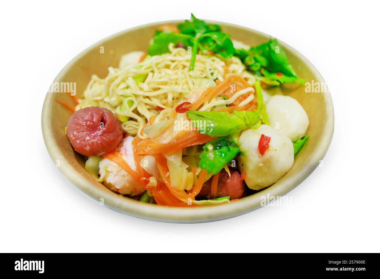 Gestanzter Nudelsalat mit Krabbenstichwurst auf weiß isoliert. Stockfoto