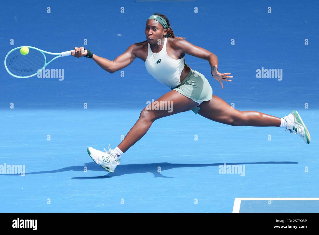 Melbourne, Australien. Januar 2025. 3. Seed COCO GAUFF der USA im Kampf gegen BELINDA BENCIC aus der Schweiz in der Rod Laver Arena in einem Spiel der 4. Runde der Women's Singles am 8. Tag der Australian Open 2025 in Melbourne, Australien. Sydney Low/Cal Sport Media/Alamy Live News Stockfoto