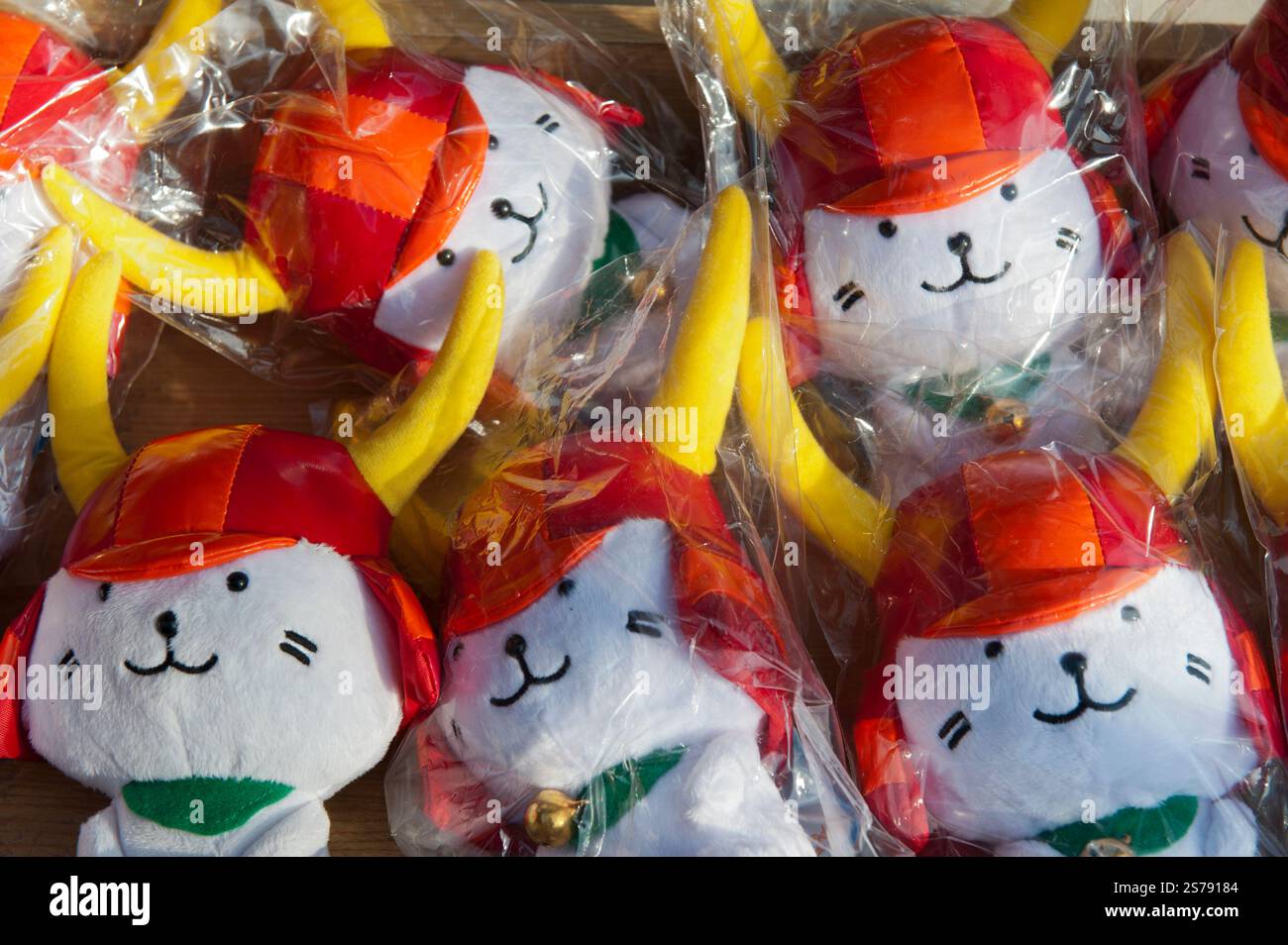 Hikon-yan, das Yuru-kyara Maskottchen in Stofftierversion, zum Verkauf in Hikone, Shiga, Japan. Hikonyan ist eine Katze mit einem Samurai-Helm. Stockfoto