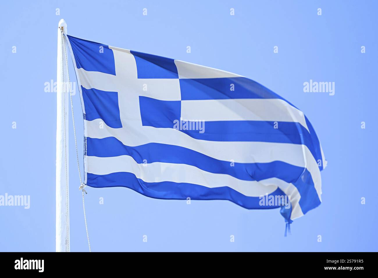 Ein Bild der griechischen Flagge unter einem blauen Himmel Stockfoto