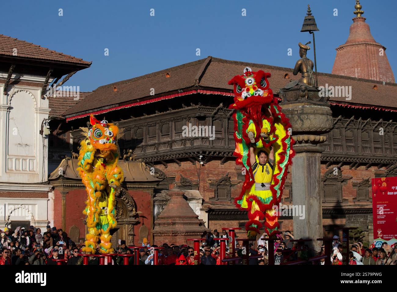 Bhaktapur, Nepal. Am 18. Januar 2025 in Bhaktapur, Nepal. Die Teilnehmer führen den Drachentanz während der Einweihungszeremonie des Frühlingsfestes, auch bekannt als Chinesisches Neujahr, und des Karnevals von Nepal 2025 auf dem zum UNESCO-Weltkulturerbe gehörenden Bhaktapur Durbar Square auf. Die Einweihungszeremonie wurde gemeinsam von der chinesischen Botschaft, dem nepalesischen Ministerium für Kultur, Tourismus und Zivilluftfahrt, der Gemeinde Bhaktapur und dem Nepal Tourism Board organisiert, um die kulturellen Beziehungen zwischen Nepal und China zu fördern. Quelle: SIPA USA/Alamy Live News Stockfoto