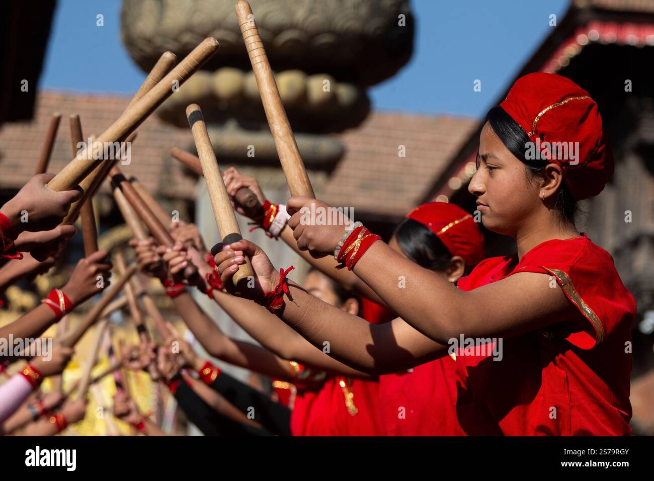 Bhaktapur, Nepal. Am 18. Januar 2025 in Bhaktapur, Nepal. Ein nepalesisches Mädchen aus der Newar-Gemeinde spielt einen symbolischen traditionellen Tanz während der Einweihungszeremonie des Frühlingsfestes, auch bekannt als Chinesisches Neujahr, und beim Besuch des Karnevals Nepal 2025 auf dem zum UNESCO-Weltkulturerbe gehörenden Bhaktapur Durbar Square. Die Einweihungszeremonie wurde gemeinsam von der chinesischen Botschaft, dem nepalesischen Ministerium für Kultur, Tourismus und Zivilluftfahrt, der Gemeinde Bhaktapur und dem Nepal Tourism Board organisiert, um die kulturellen Beziehungen zwischen Nepal und China zu fördern. Quelle: SIPA USA/Alamy Live News Stockfoto