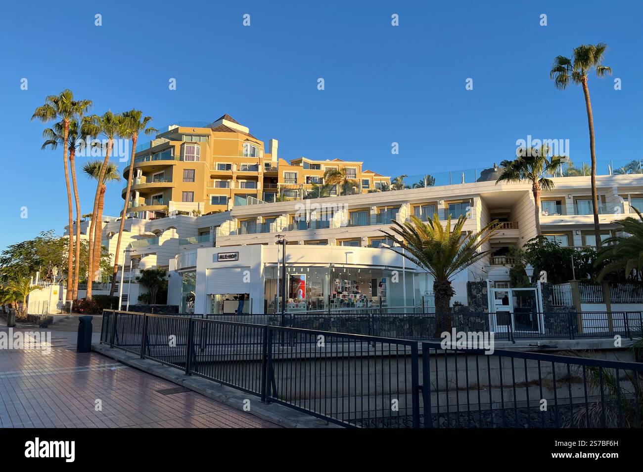 ALE-Hop Store und Hotelgebäude an der Küste der Costa Adeje. Teneriffa, Kanarische Inseln, Spanien. Januar 2025. Stockfoto