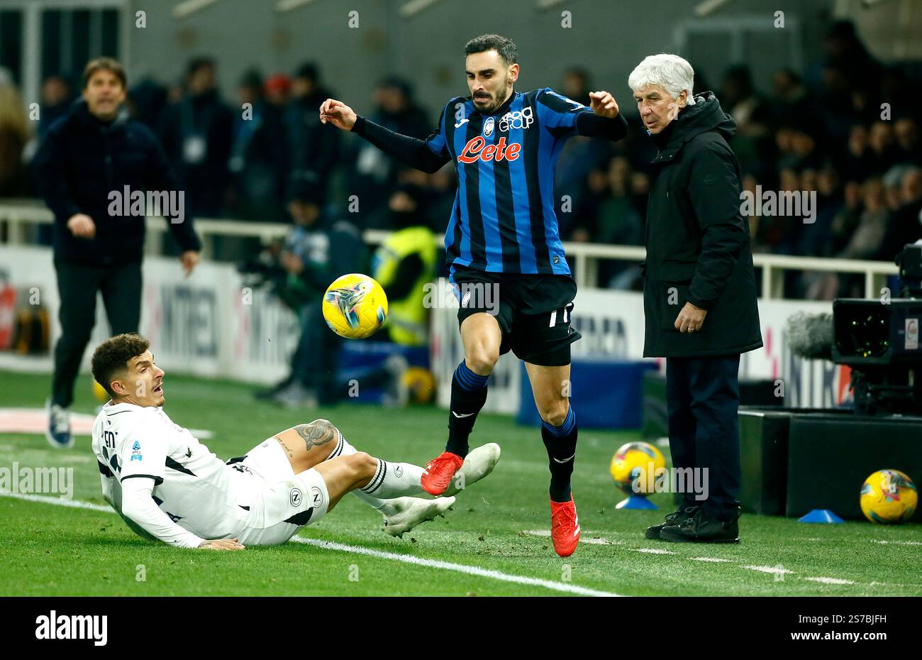 BERGAMO, ITALIEN - 18. JANUAR: Davide Zappacosta von Atalanta BC tritt am 18. Januar 2025 im Gewiss-Stadion in Bergamo um den Ball an. (Foto von MB-Medien) Stockfoto