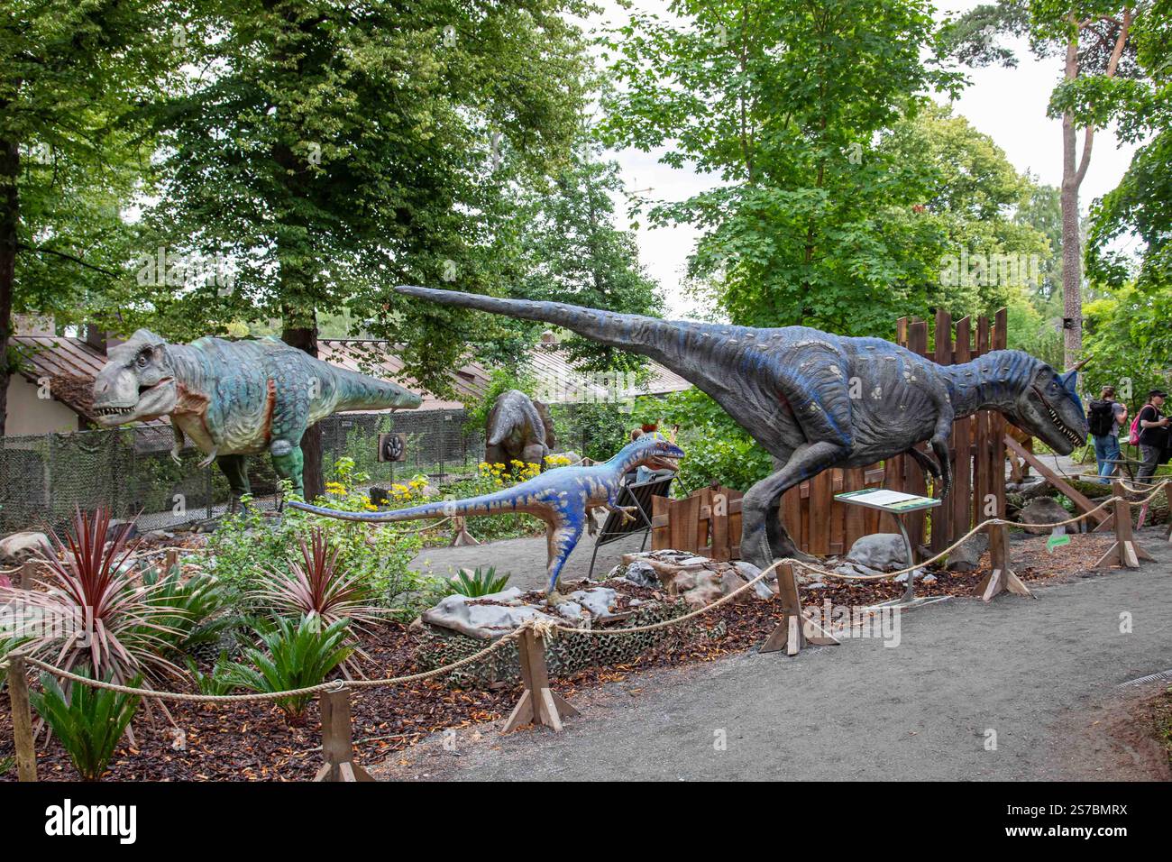 Animatronic Dinosaurier Ausstellung, hergestellt von Dinosauriosmexico, im Korkeasaari Zoo, Helsinki, Finnland Stockfoto