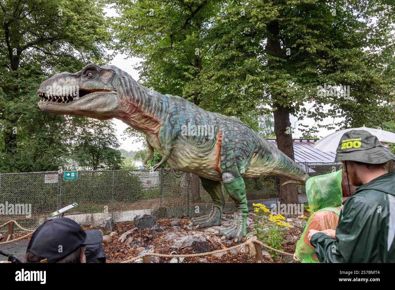 Animatronic Dinosaurier Ausstellung, hergestellt von Dinosauriosmexico, im Korkeasaari Zoo in Helsinki, Finnland Stockfoto