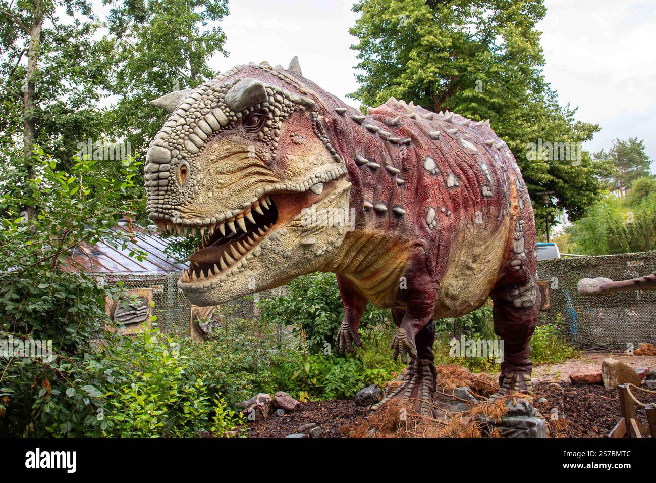 Lebensgroßer Animatronic-Dinosaurier, hergestellt von Dinosauriosmexico, im Korkeasaari Zoo in Helsinki, Finnland Stockfoto