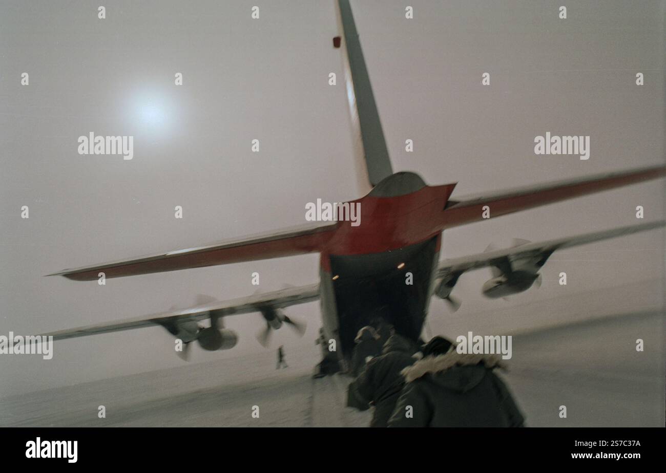 Kangerlussuaq, Grönland. Januar 2025. Grönland: Ein mit Ski ausgerüstetes C-130-Flugzeug der New York Air National Guard, das ein Kontingent von USAF-Flugbesatzungen transportierte, die Grönlandeiskapf für arktisches Überlebenstraining. Das Flugzeug wird vom 109. Airlift-Flügel betrieben, der sich auf Polarmissionen spezialisiert hat. Quelle: ZUMA Press, Inc./Alamy Live News Stockfoto