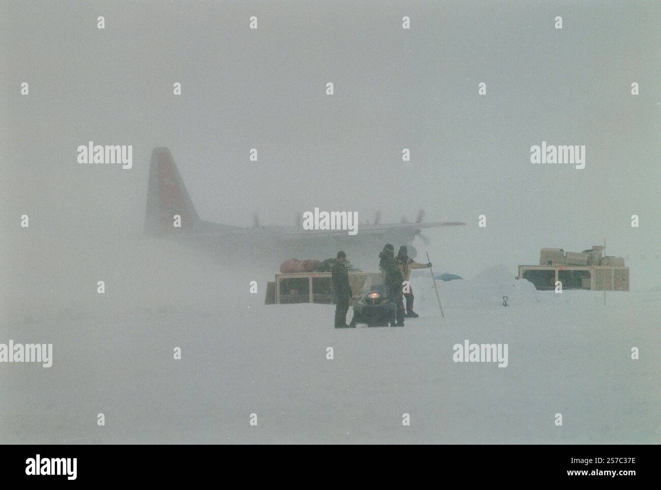 Kangerlussuaq, Grönland. Januar 2025. Grönland: Ein mit Ski ausgerüstetes C-130-Flugzeug der New York Air National Guard, das ein Kontingent von USAF-Flugbesatzungen transportierte, die Grönlandeiskapf für arktisches Überlebenstraining. Das Flugzeug wird vom 109. Airlift-Flügel betrieben, der sich auf Polarmissionen spezialisiert hat. Quelle: ZUMA Press, Inc./Alamy Live News Stockfoto