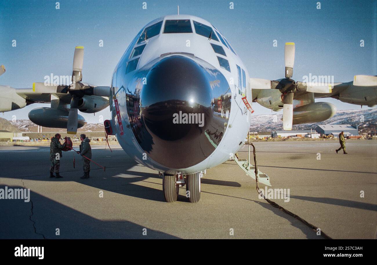 Kangerlussuaq, Grönland. Januar 2025. Grönland: Ein mit Ski ausgerüstetes C-130-Flugzeug der New York Air National Guard auf der Landebahn in Kangerlussuaq in Südgrönland, das von der US Air Force als Basis genutzt wird. Das Flugzeug transportierte ein Kontingent von USAF-Besatzungsmitgliedern, die Grönländische Eishütte für arktisches Überlebenstraining. Das Flugzeug wird vom 109. Airlift-Flügel betrieben, der sich auf Polarmissionen spezialisiert hat. Ein autonomes Gebiet, das weiterhin Teil Dänemarks ist, Grönland, das im Nordatlantik zwischen Kanada und Island liegt, hat eine riesige Landmasse von 2. Quelle: ZUMA Press, Inc./Alamy Live News Stockfoto