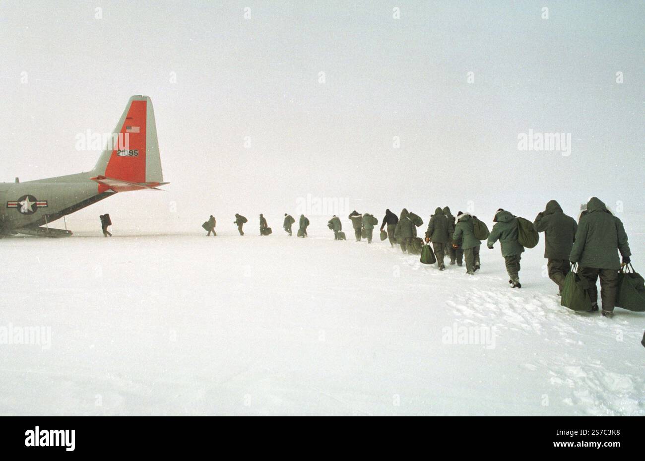 Kangerlussuaq, Grönland. Januar 2025. Grönland: Die USAF besteigt ein mit Ski ausgerüstetes Transportflugzeug der New York Air National Guard C-130 nach Abschluss eines Trainings im arktischen Überleben auf der grönländischen Eiskappe. Das Flugzeug wird vom 109. Airlift-Flügel betrieben, der sich auf Polarmissionen spezialisiert hat. Eine schneebedeckte Struktur auf der grönländischen Eiskappe. Quelle: ZUMA Press, Inc./Alamy Live News Stockfoto